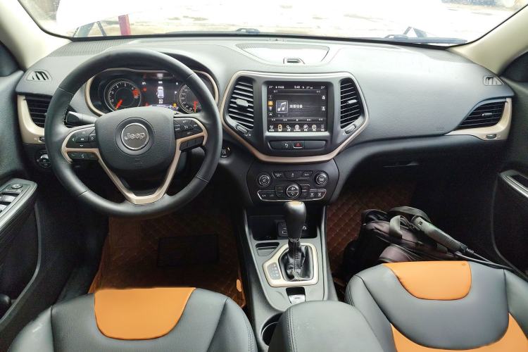 Used  Cherokee 2016 2.0L Smart Version
