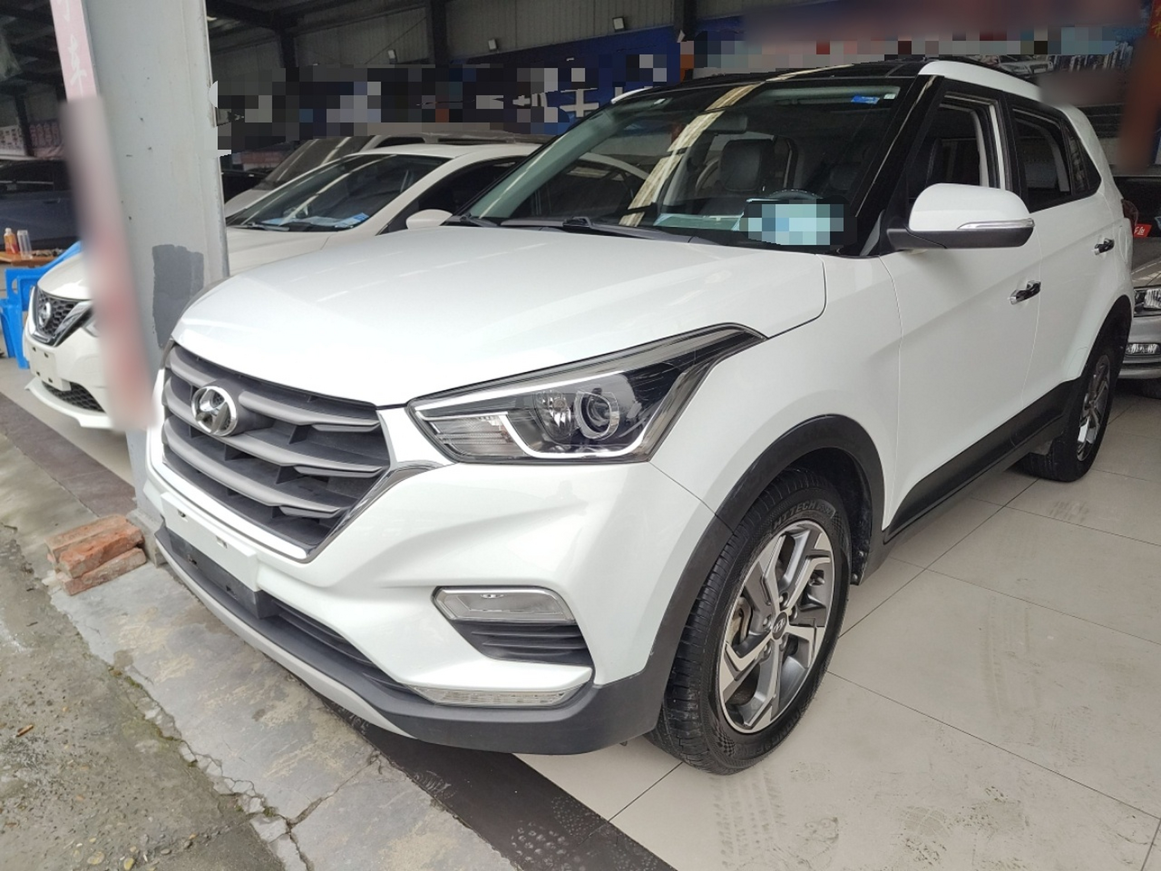 تحت مقدمة السيارة