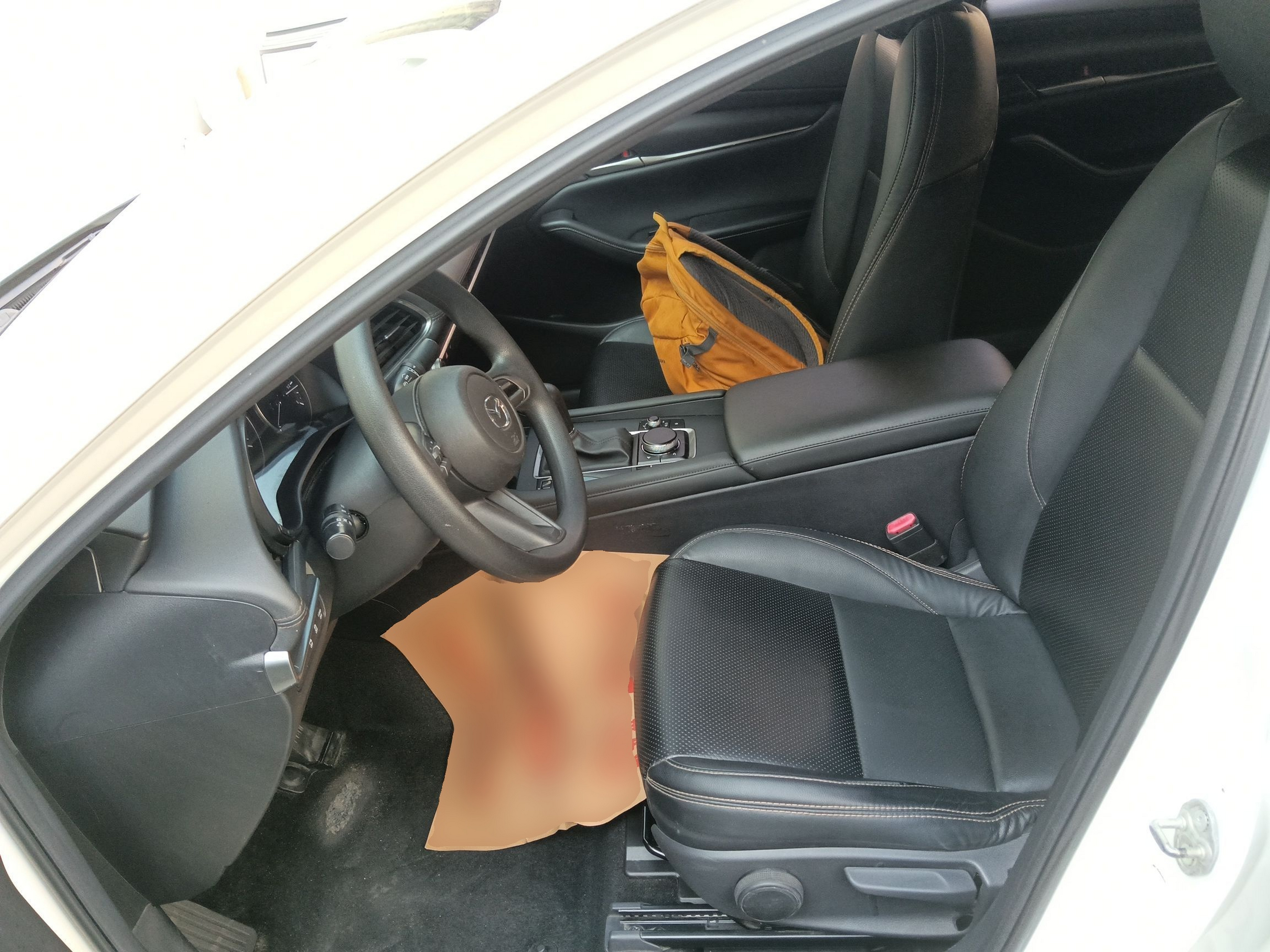 Переднее сиденье в автомобиле