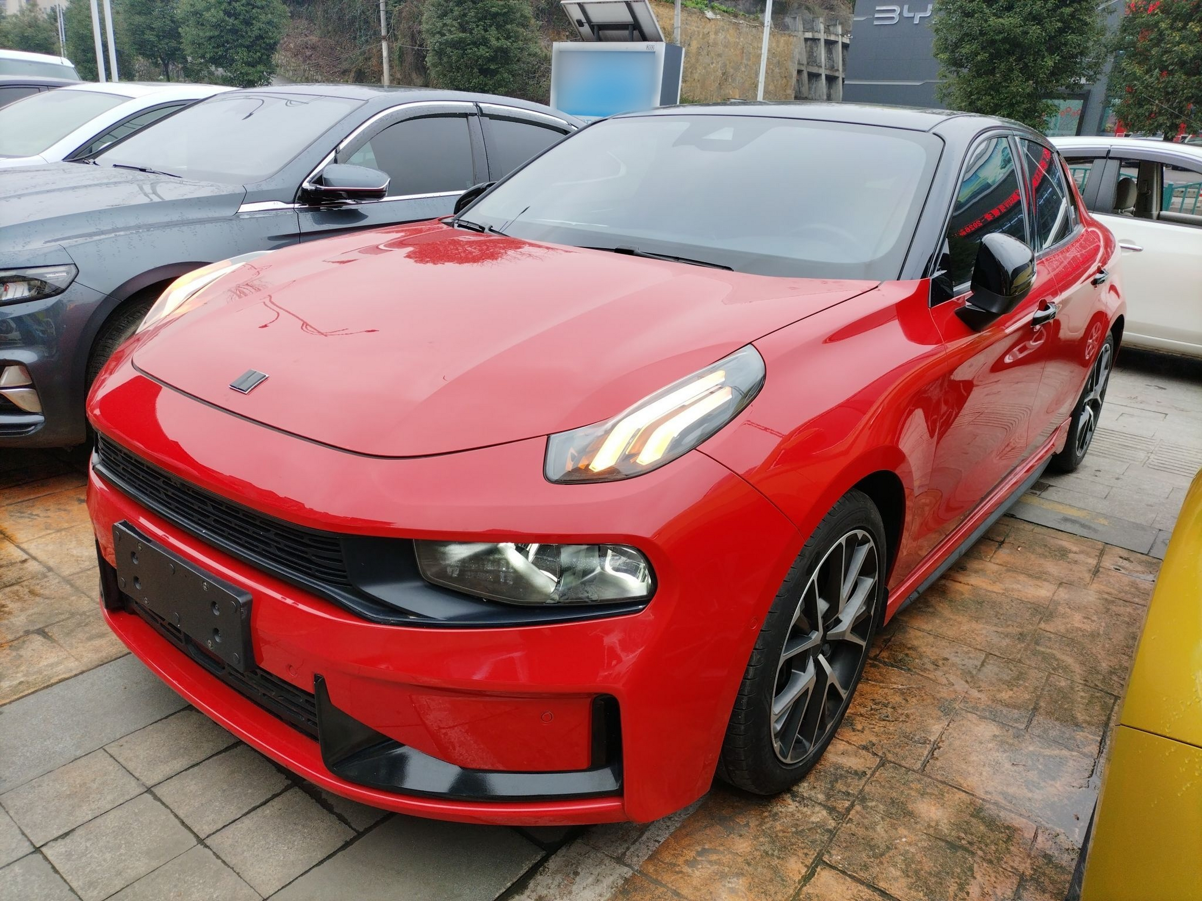 Под передней частью автомобиля