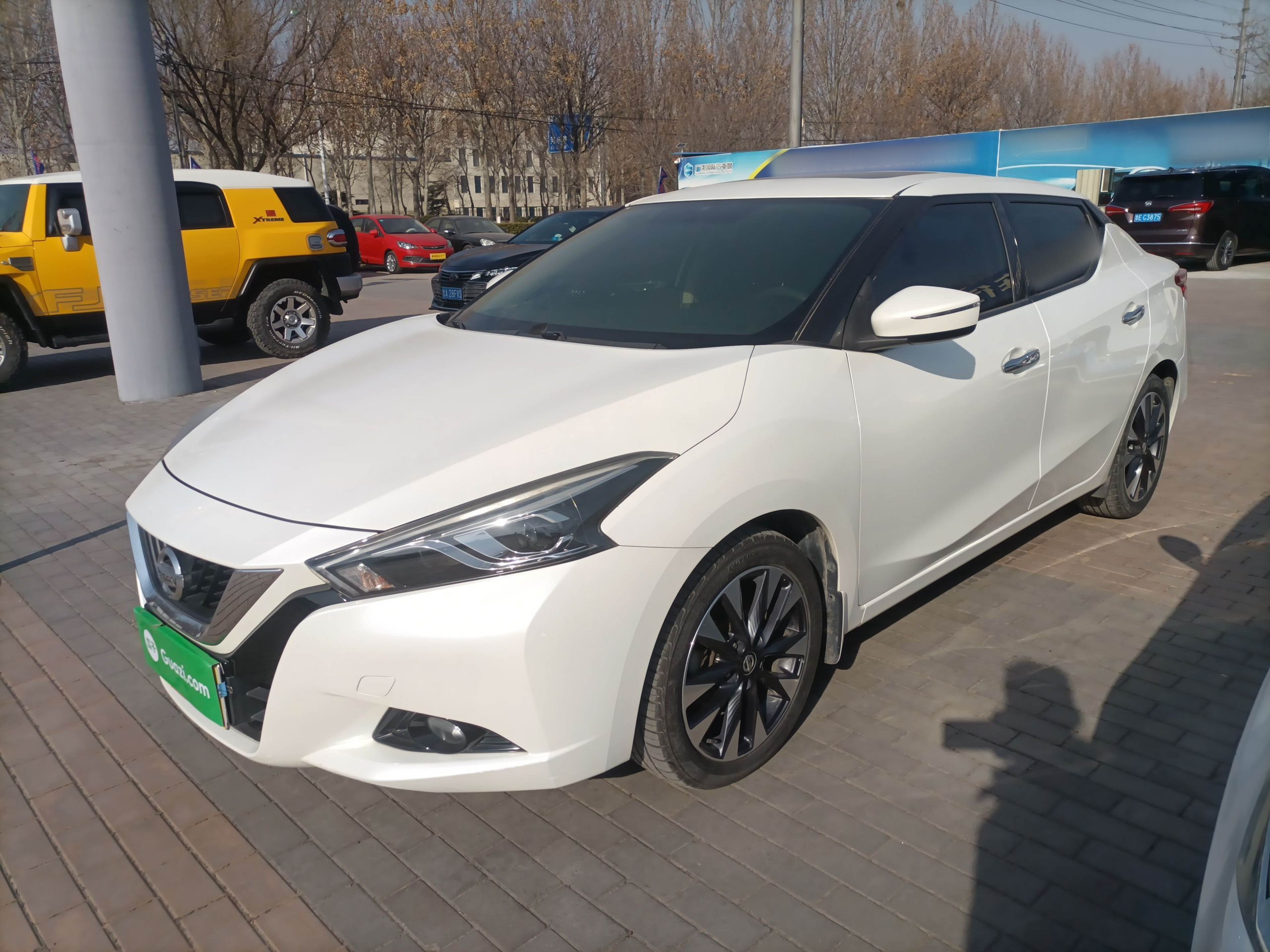 Под передней частью автомобиля