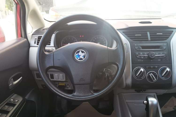 Used Venucia R50 2015 1.6L Automatic Fashion Edition
