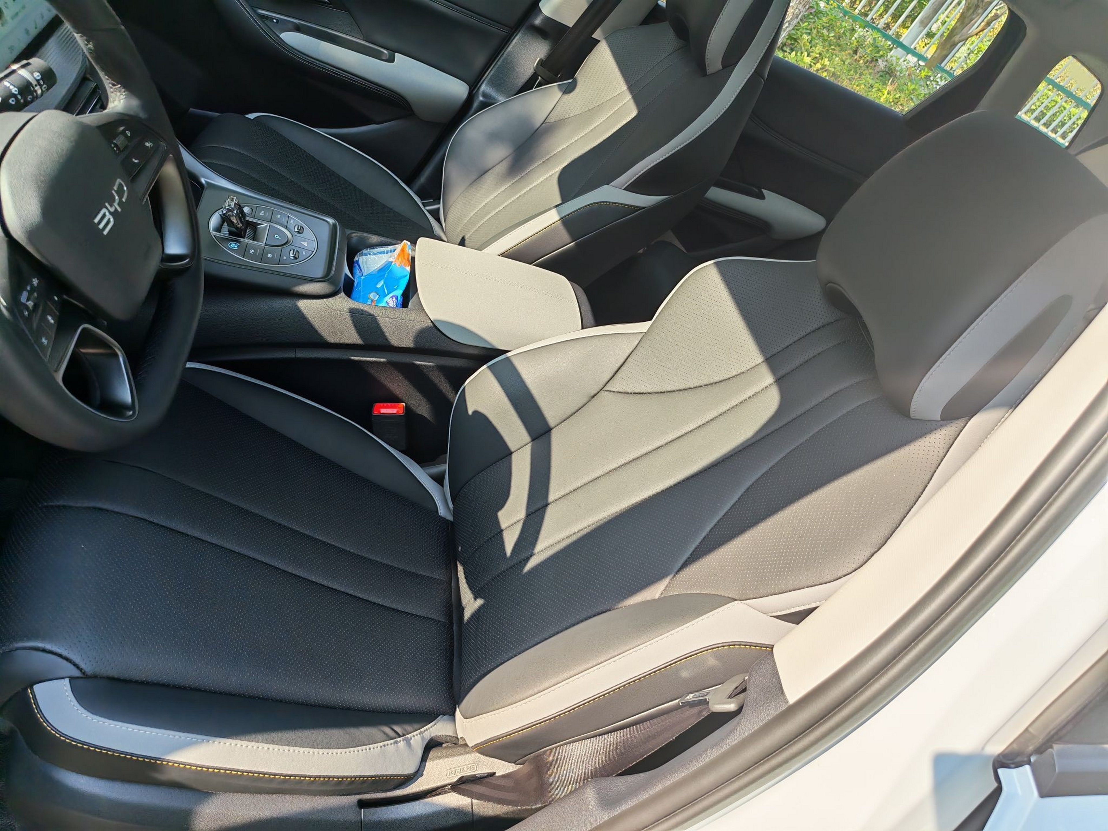 المقاعد الأمامية داخل السيارة