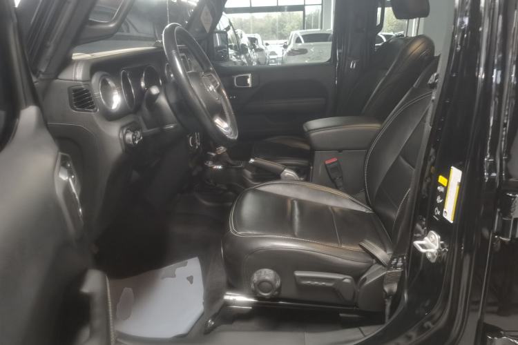 Used  Wrangler 2019 2.0T Sahara Four-Door Version China VI Emission Standard
