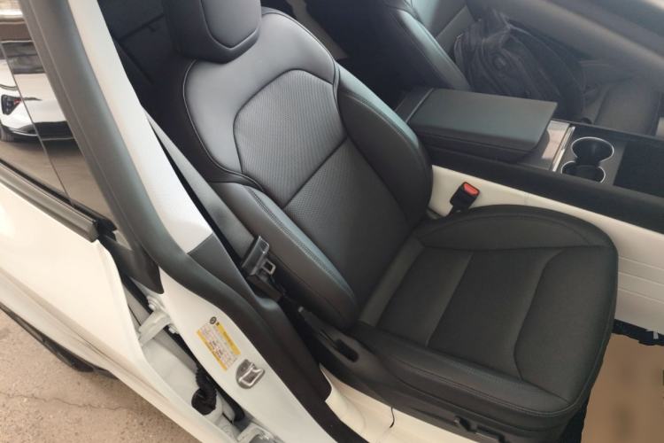 Used Tesla Model Y 2025 Long-Range All-Wheel-Drive Version
