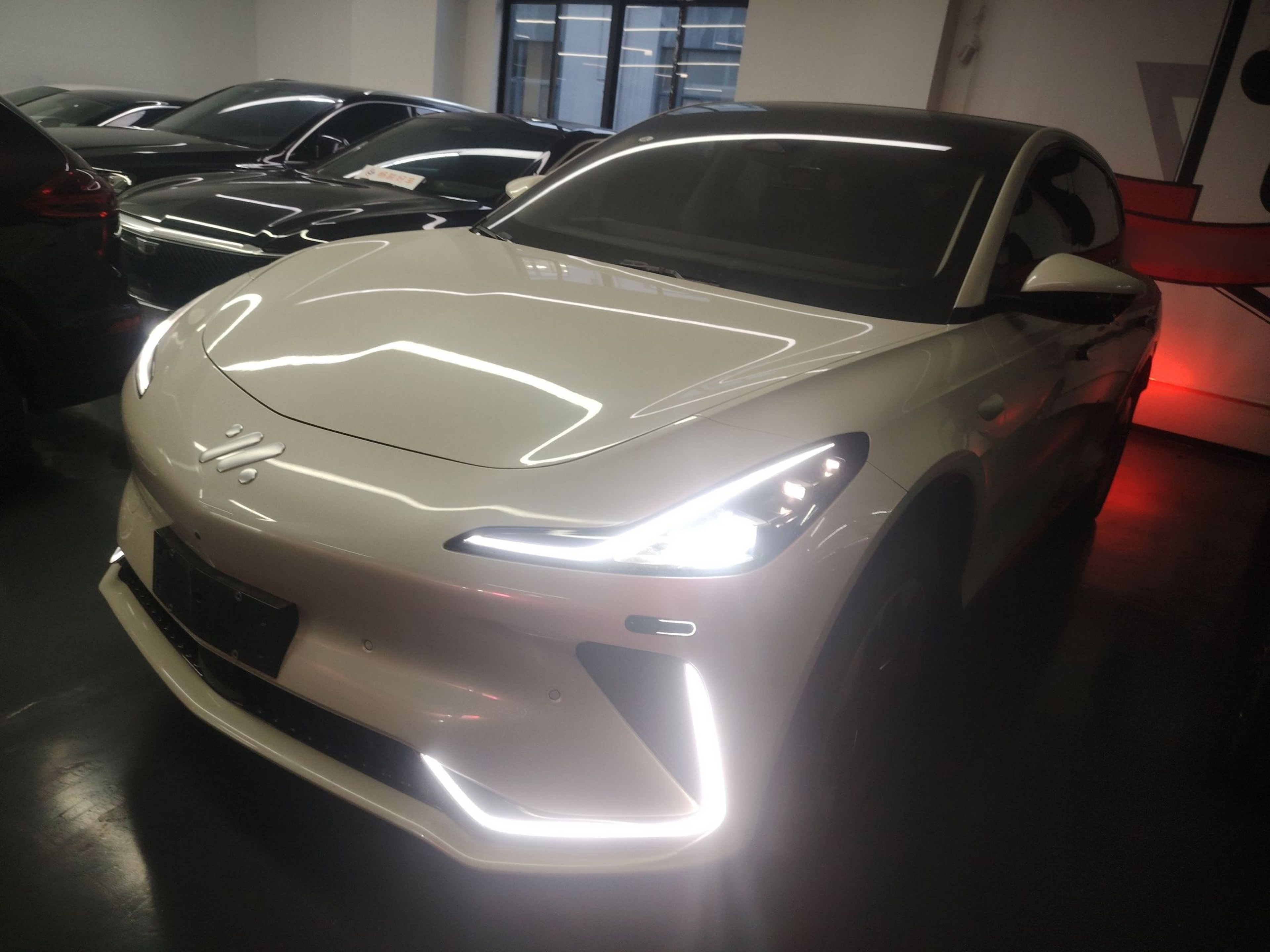 Под передней частью автомобиля