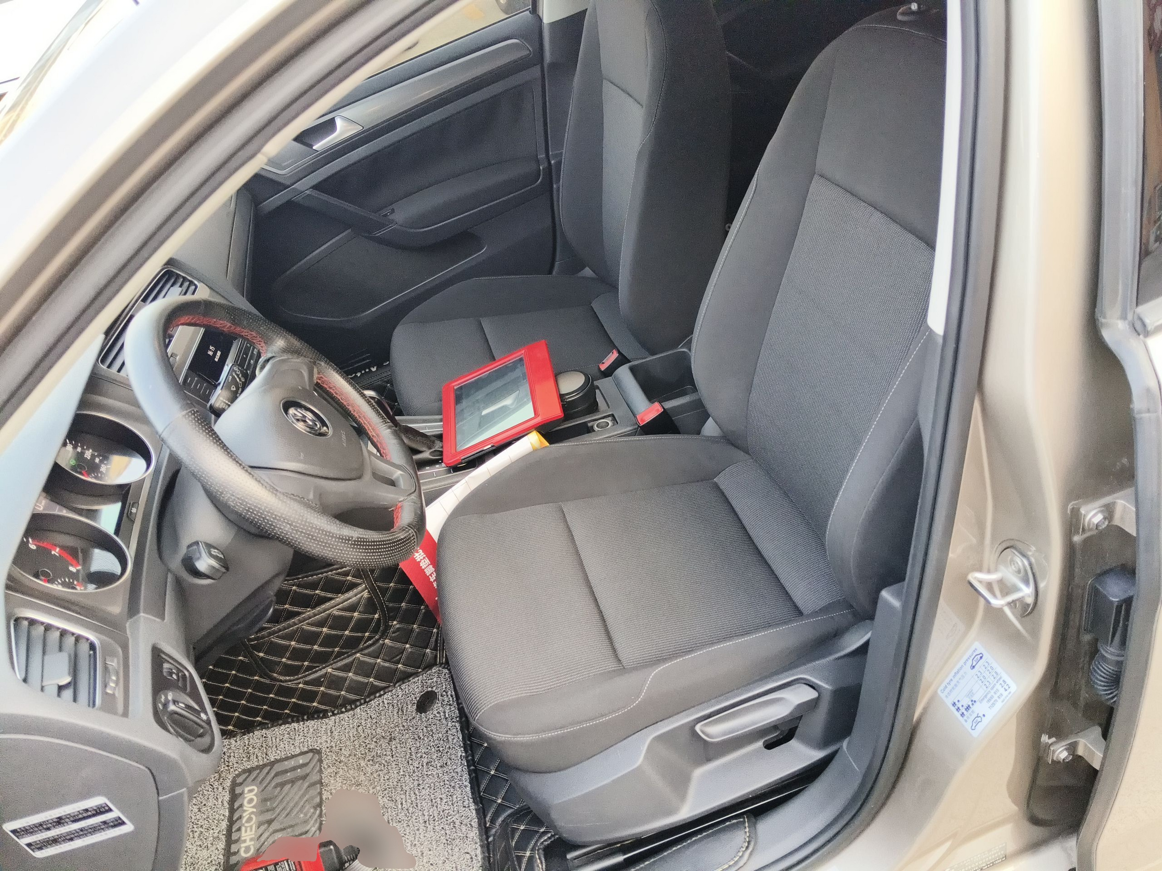 Переднее сиденье в автомобиле