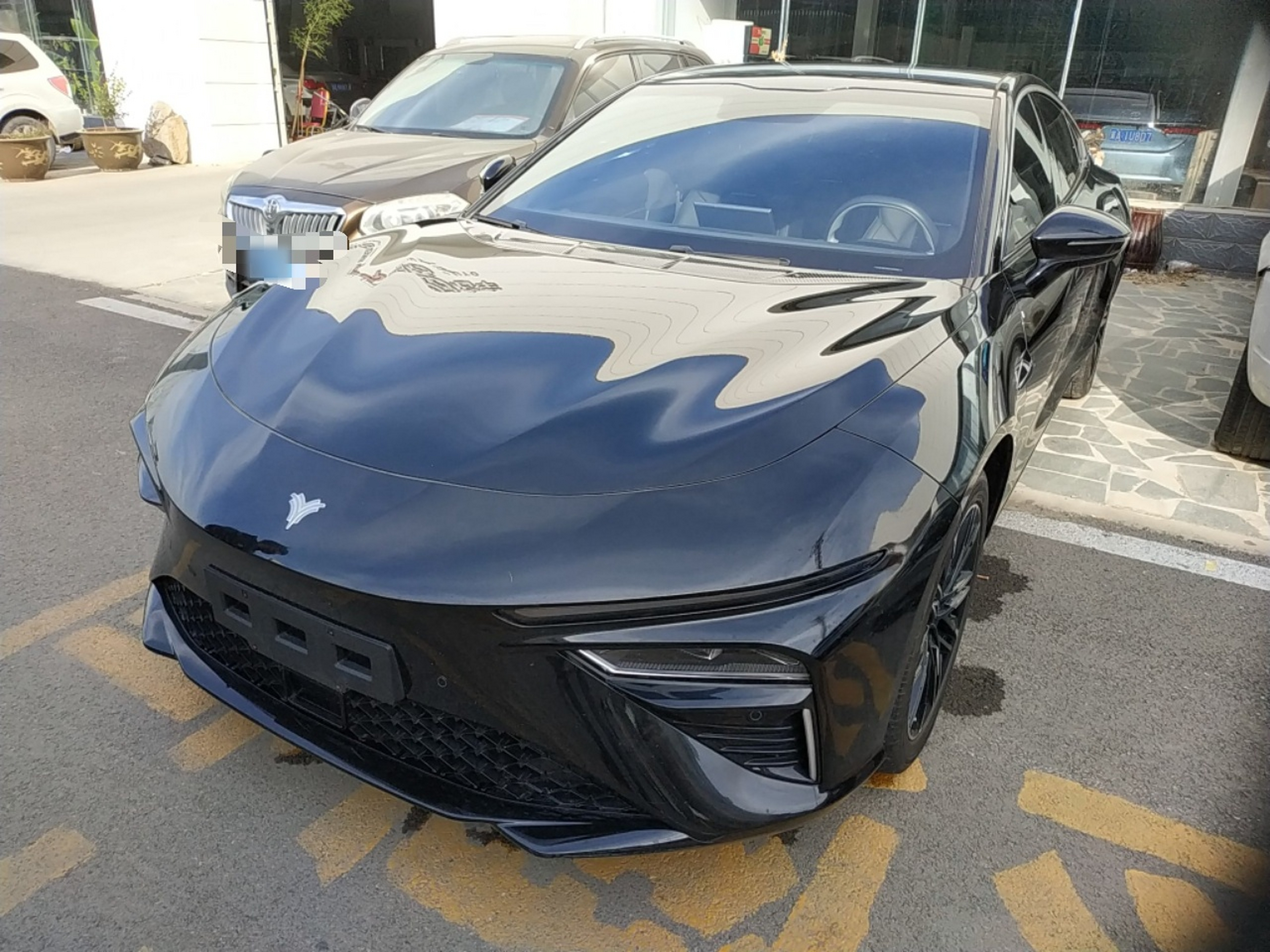 Под передней частью автомобиля