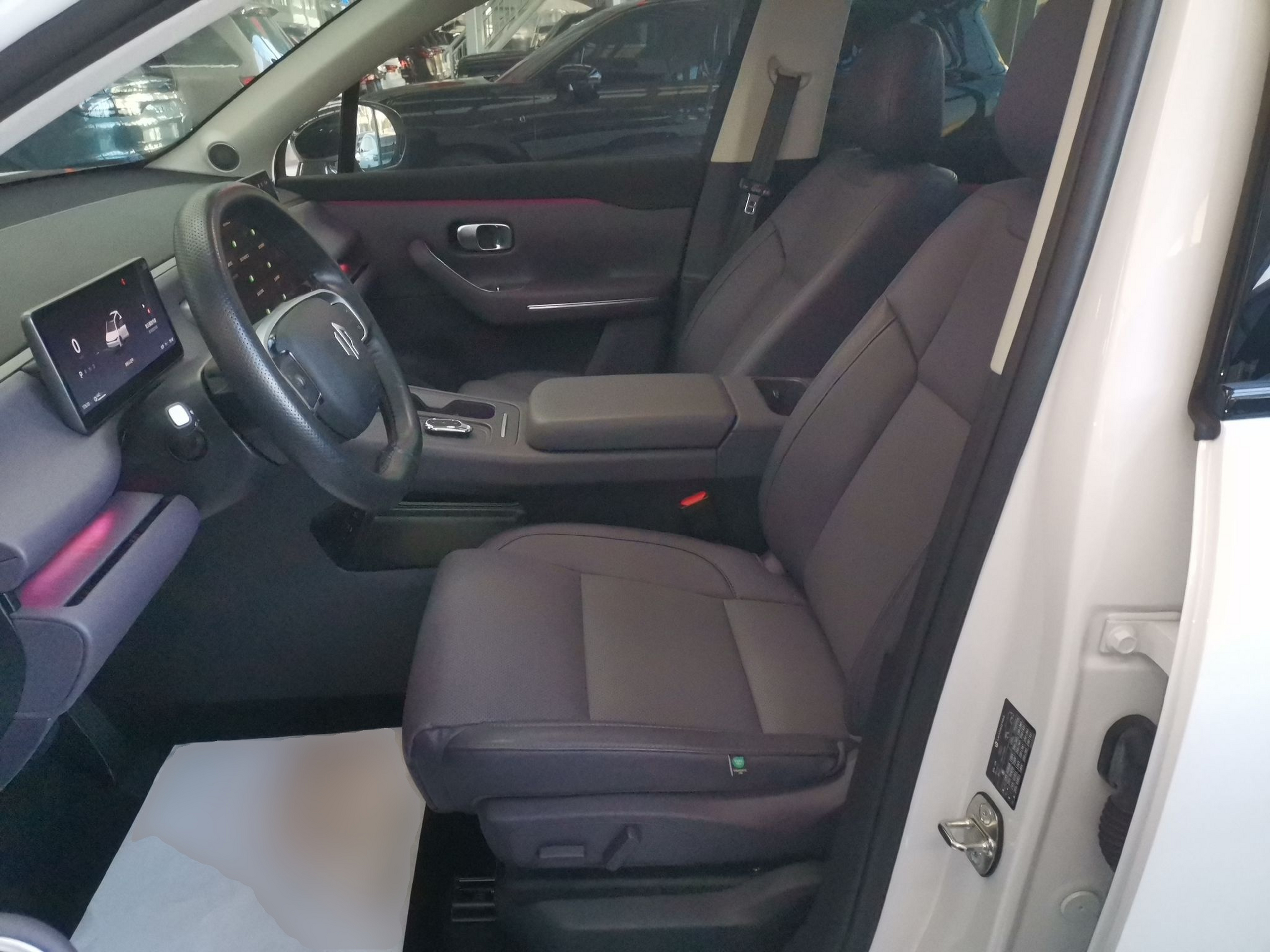 المقاعد الأمامية داخل السيارة