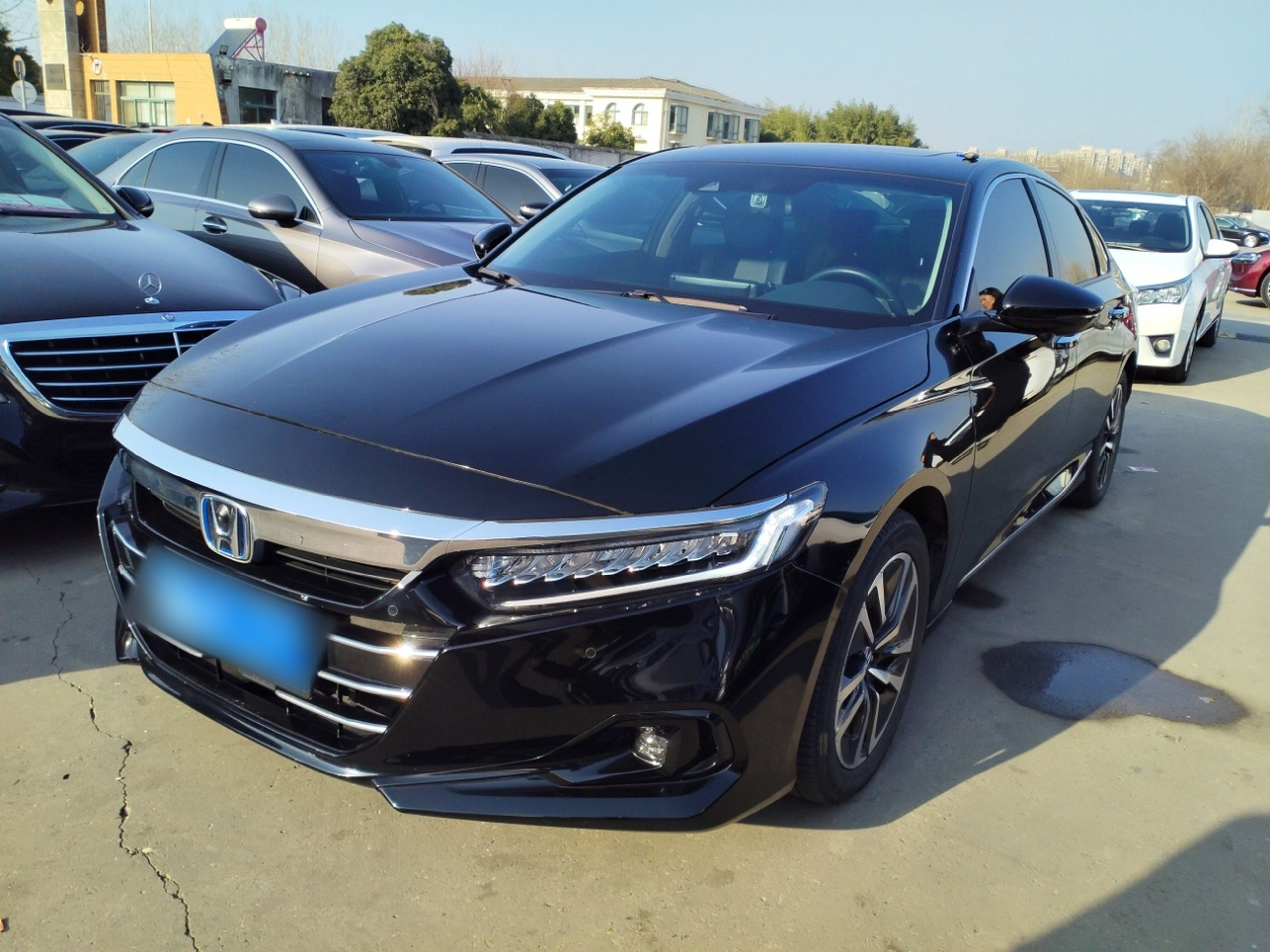 تحت مقدمة السيارة