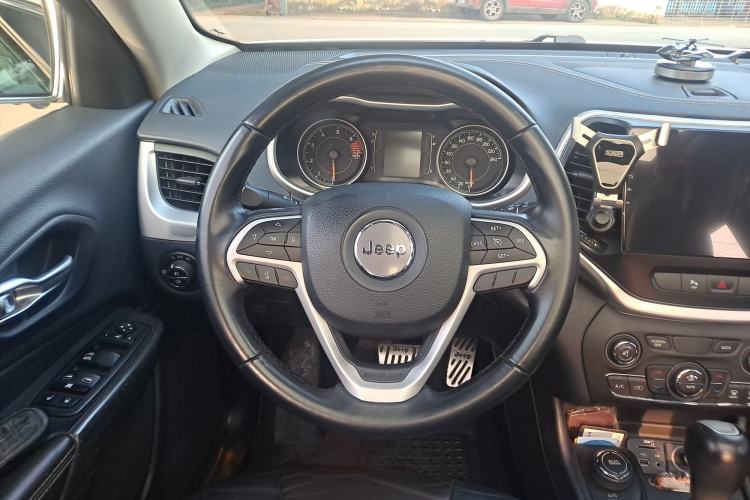 Used  Cherokee 2016 2.4L Professional Edition
