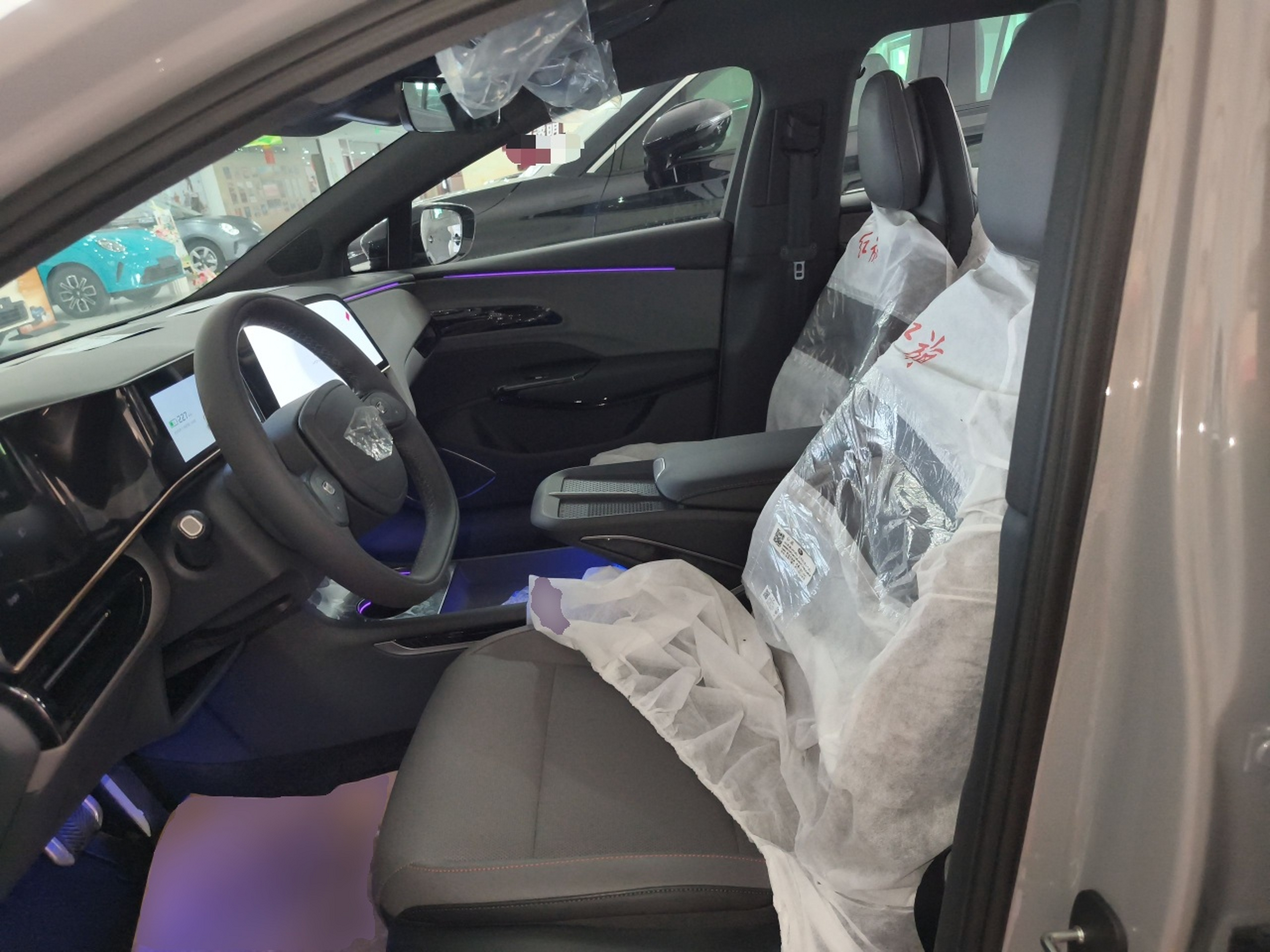 المقاعد الأمامية داخل السيارة