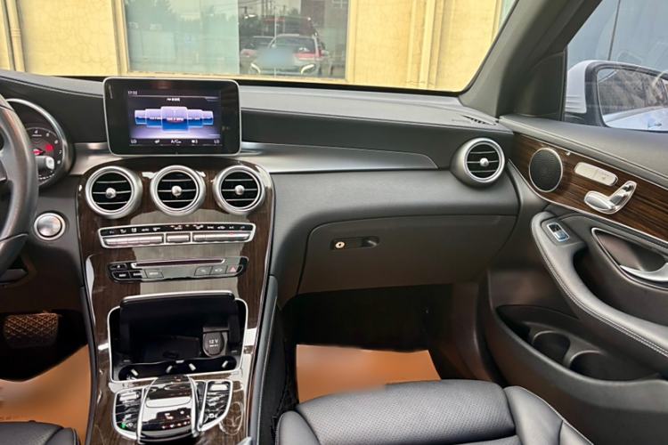 Used Mercedes-Benz GLC 2019 Facelift GLC 260 L 4MATIC Luxury Model
