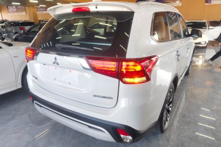 Used Mitsubishi Outlander 2019 2.4L Two-Wheel Drive ZhiXing Version 5 Seats China V Emission Standard
