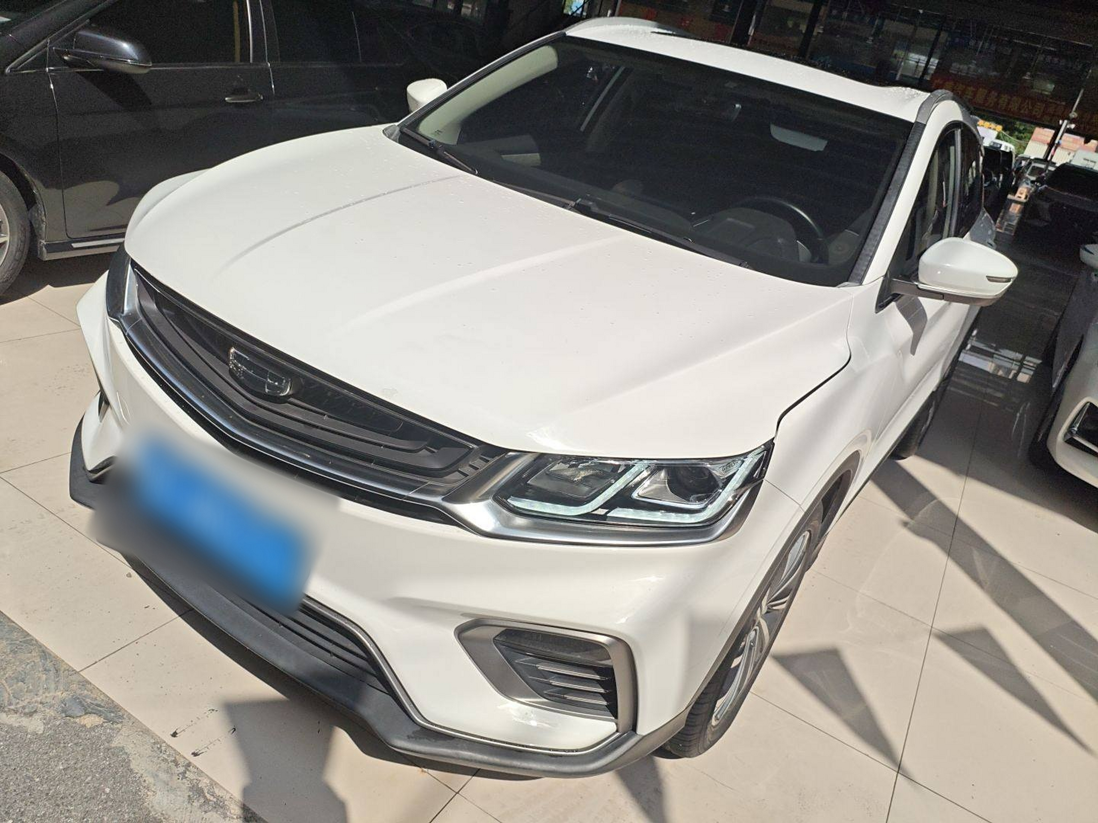 Под передней частью автомобиля