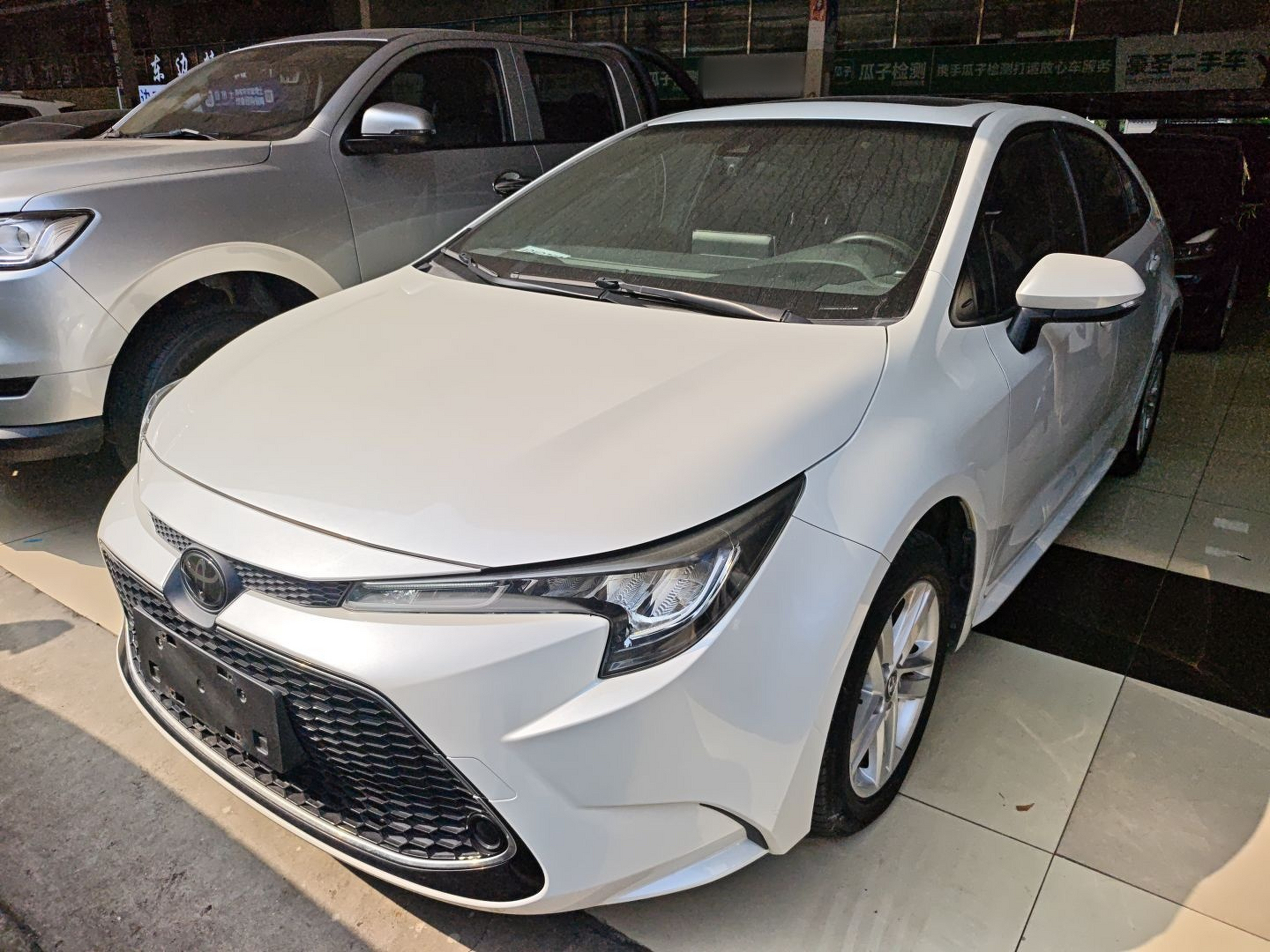 تحت مقدمة السيارة