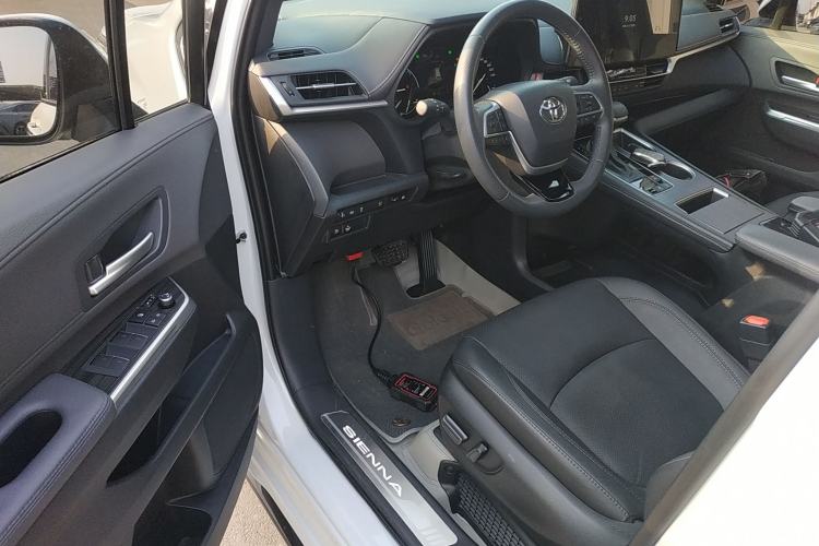 Used Toyota Sienna 2024 2.5L Hybrid Luxury Edition