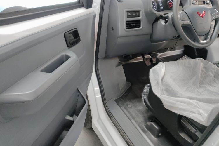 Used Wuling Yangguang 2024 300KM Comfort Version Passenger Van 75kW