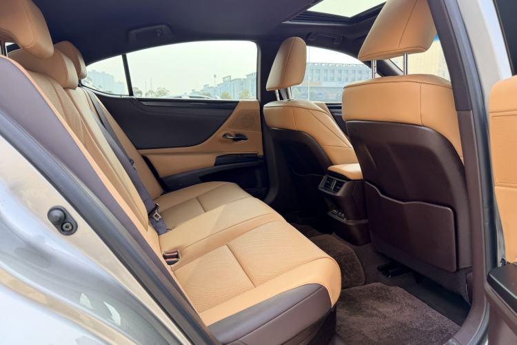 Used Lexus ES 2020 300h Premier Edition
