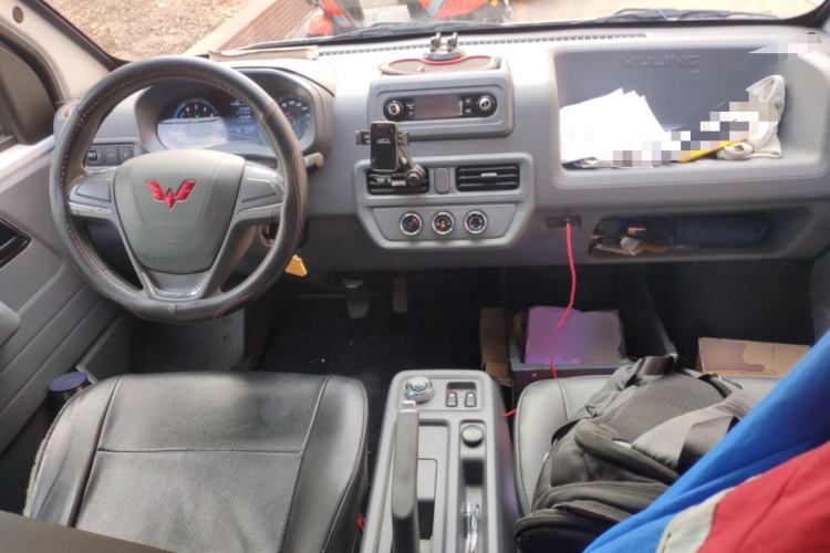 Used Wuling Yangguang 2024 300KM Comfort Version Passenger Van 75kW