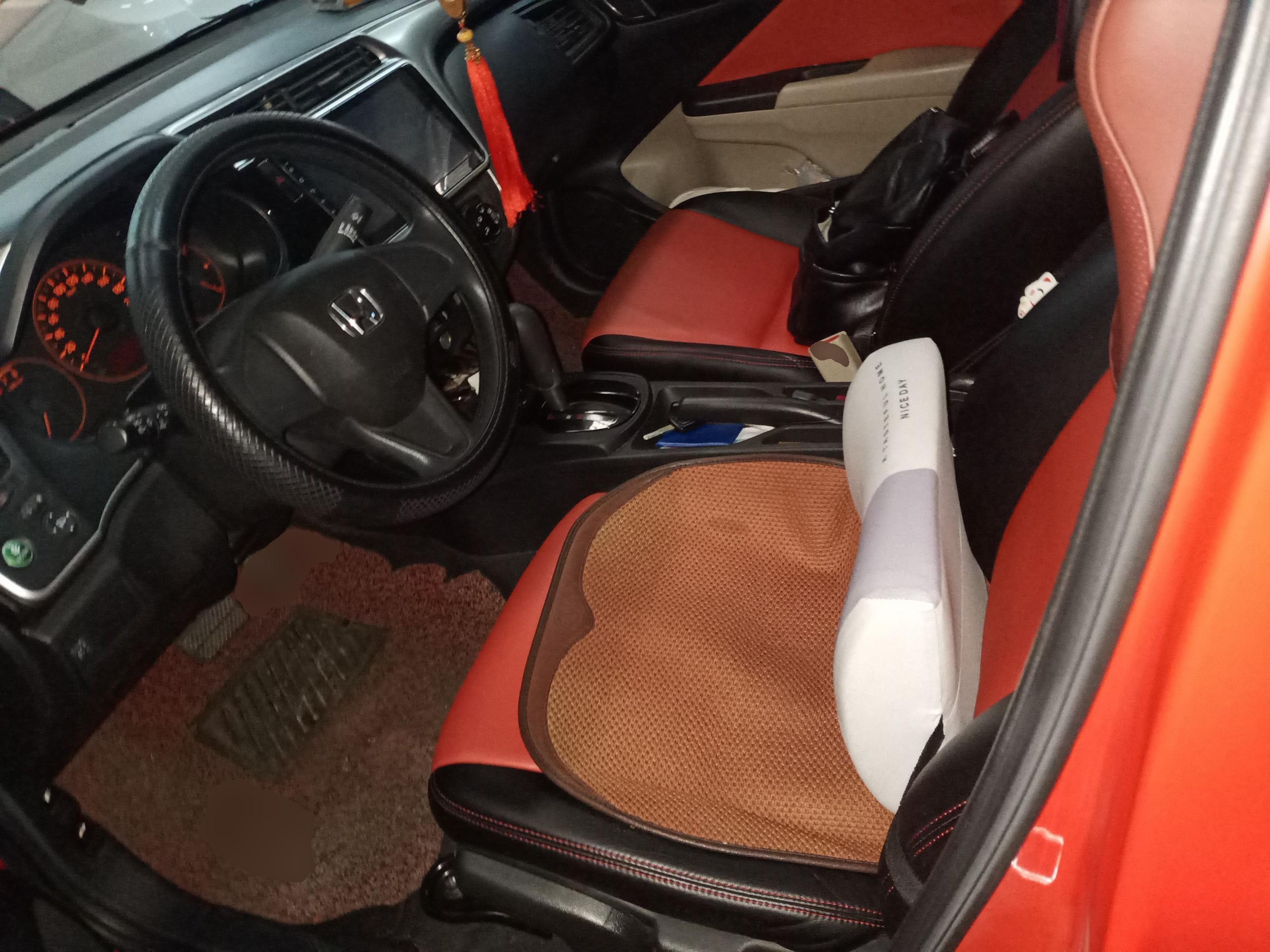 المقاعد الأمامية داخل السيارة