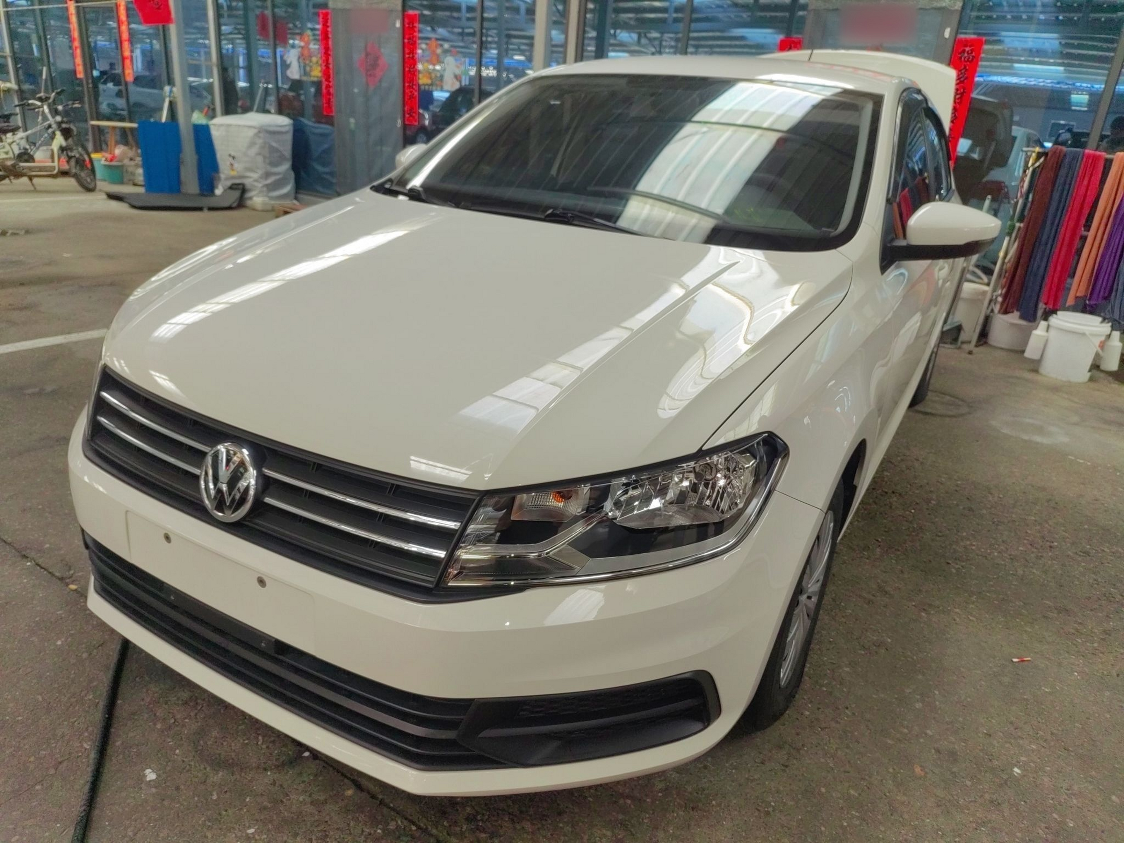 تحت مقدمة السيارة