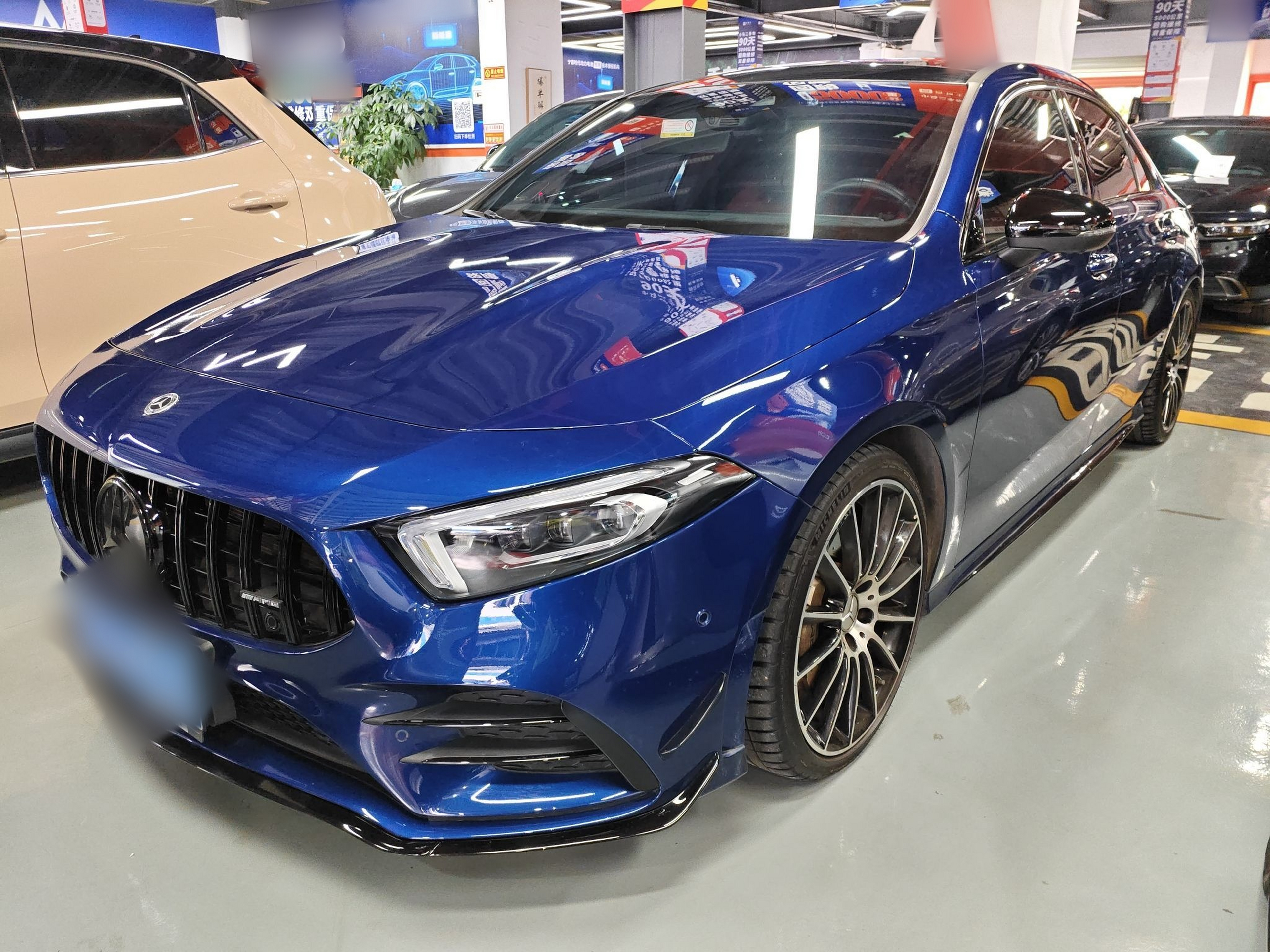 تحت مقدمة السيارة