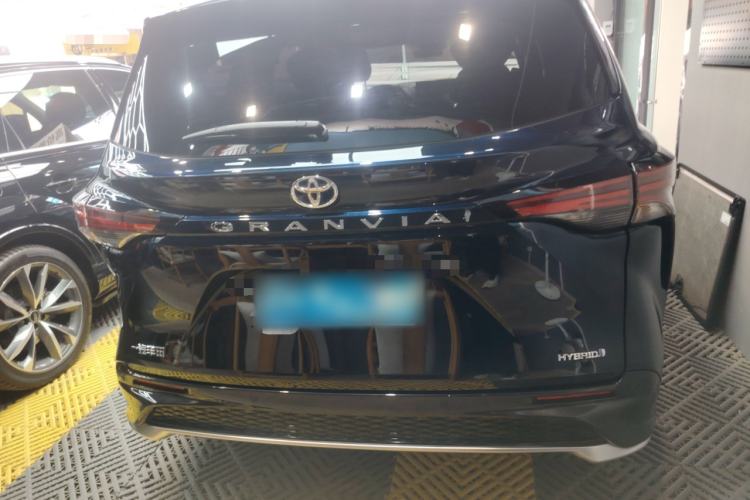 Used Toyota Granvia 2022 2.5L Hybrid Prestige Edition
