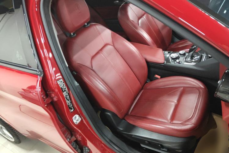 Used Alfa Romeo Giulia 2017 2.0T 200HP Luxury Edition
