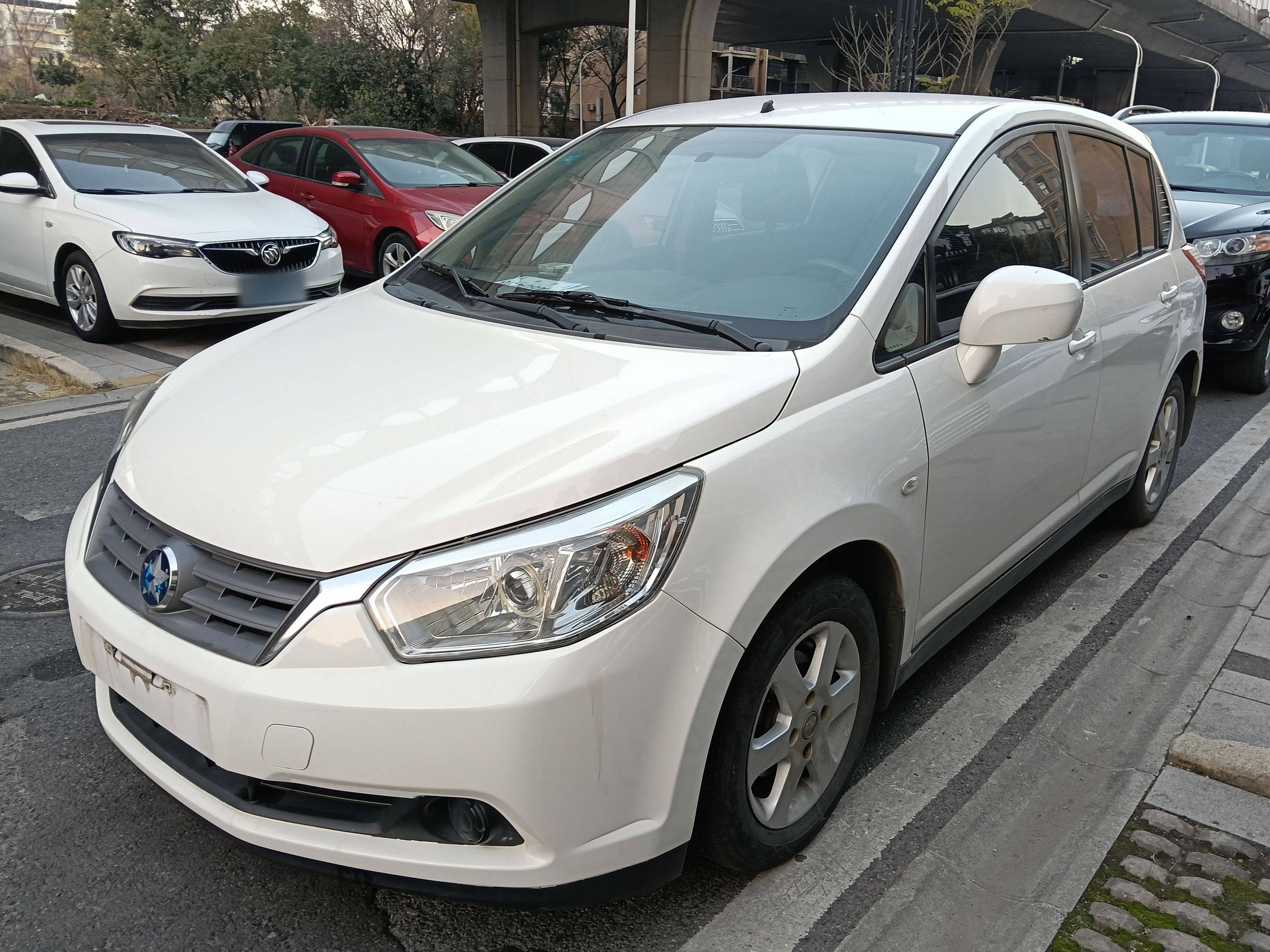 Под передней частью автомобиля