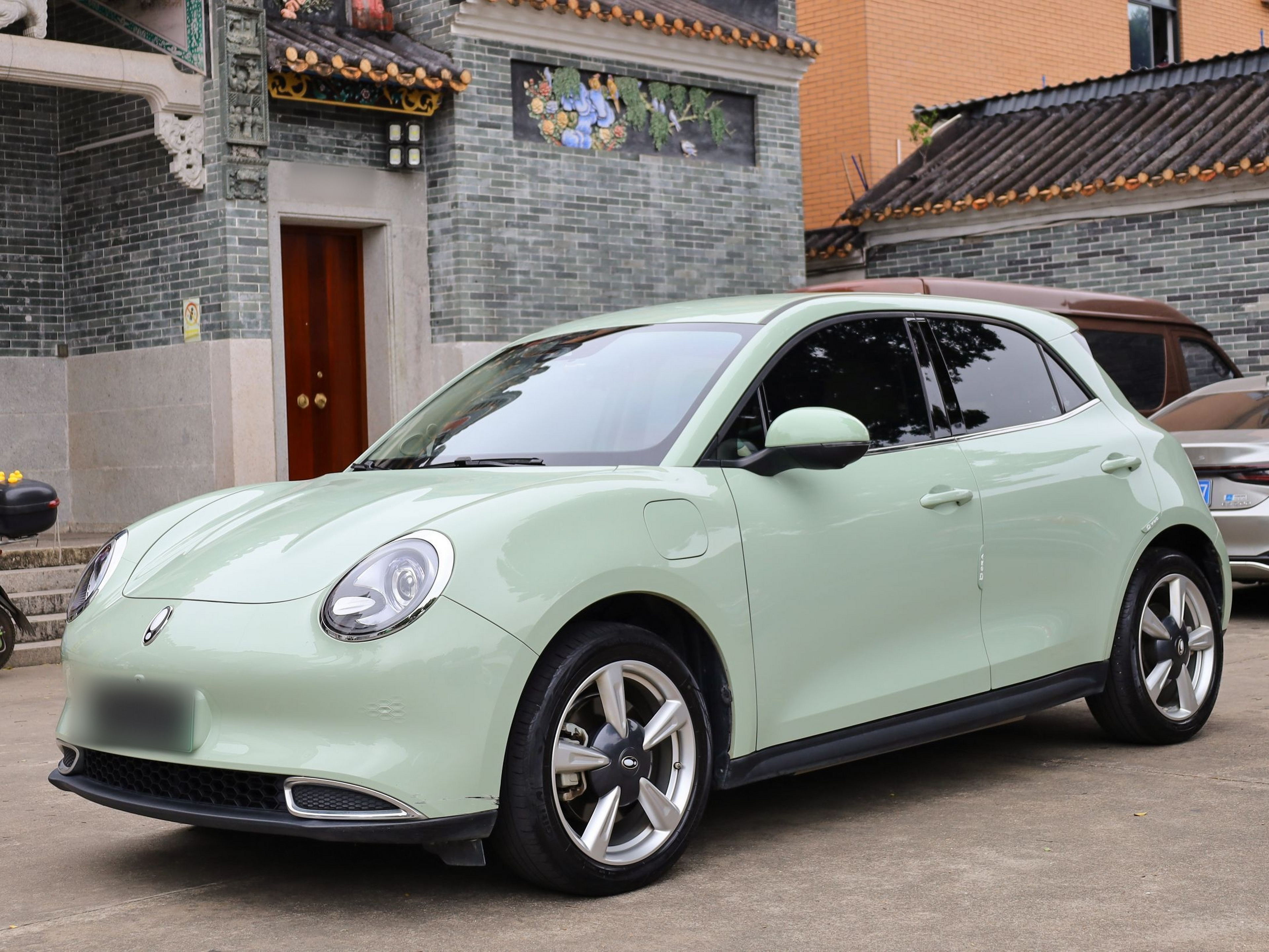 Под передней частью автомобиля