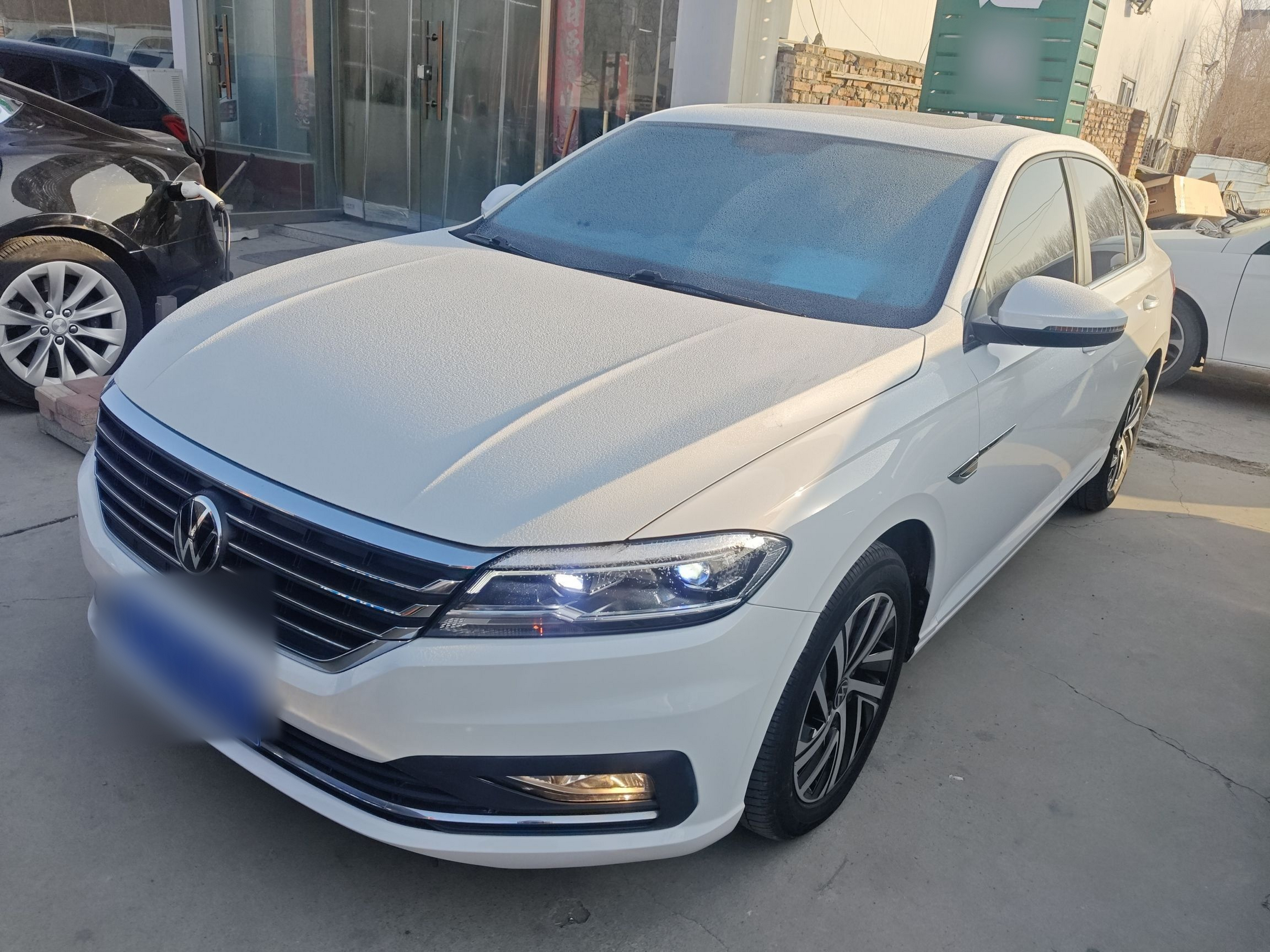 تحت مقدمة السيارة