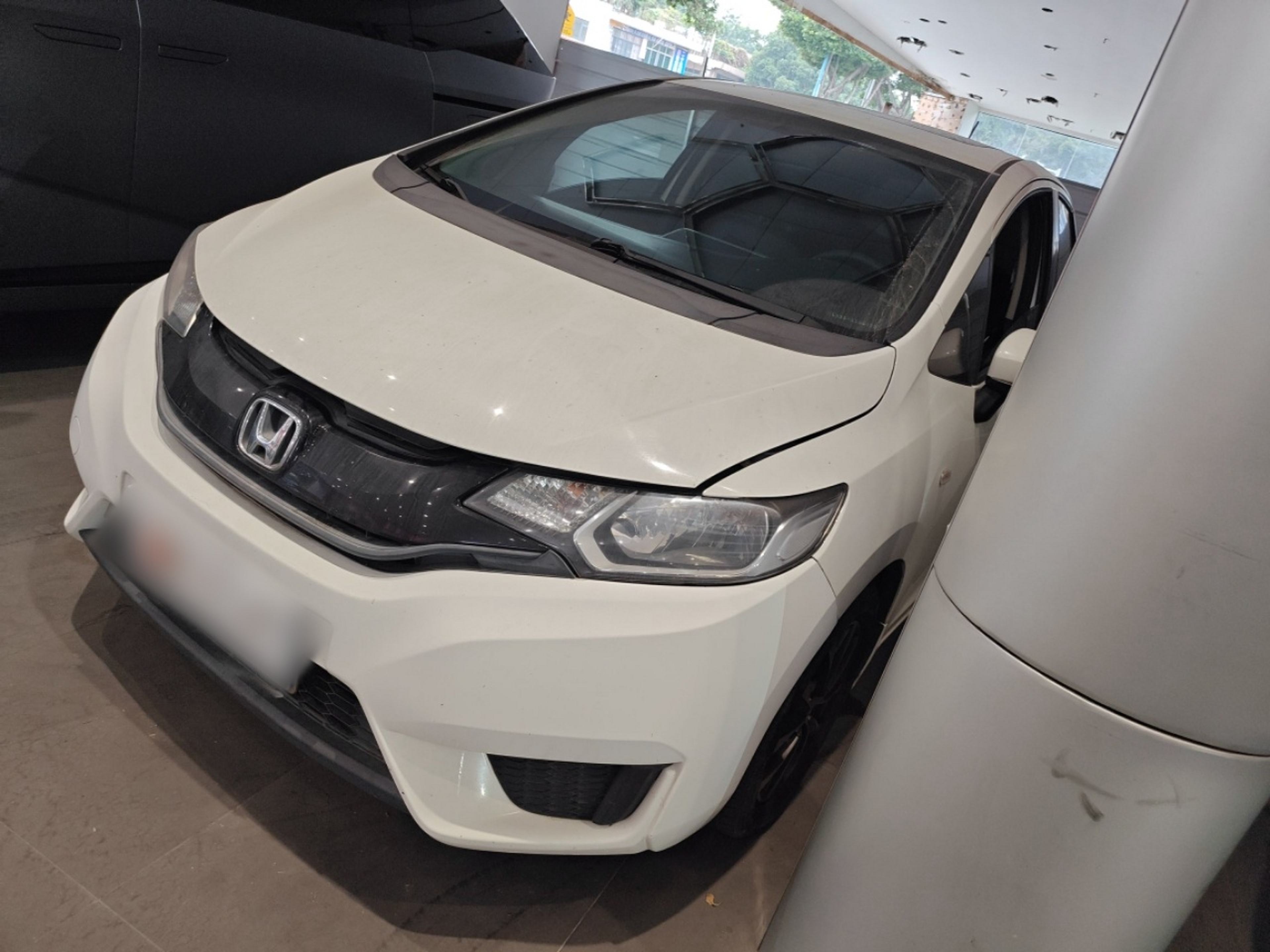 تحت مقدمة السيارة