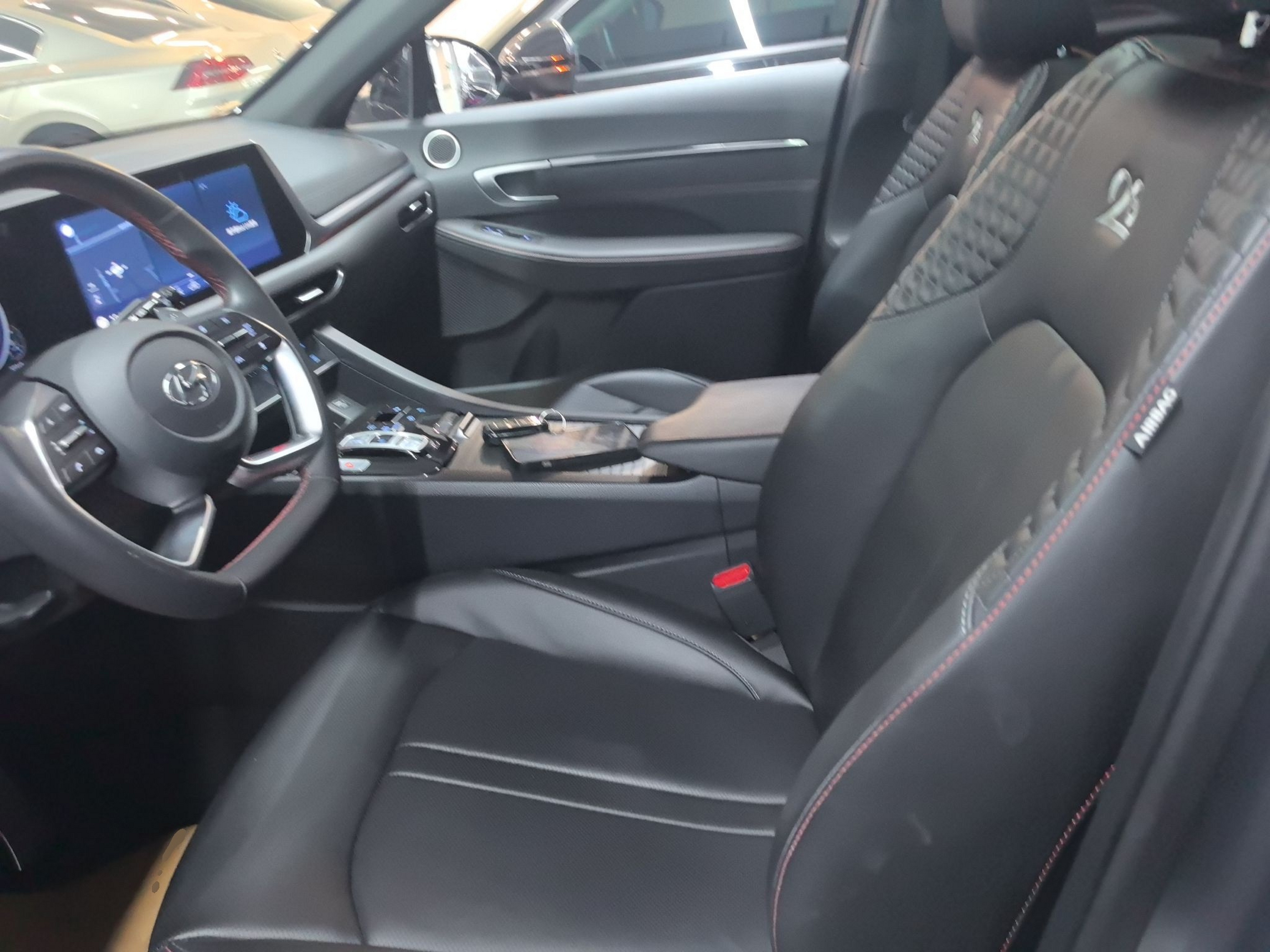 المقاعد الأمامية داخل السيارة