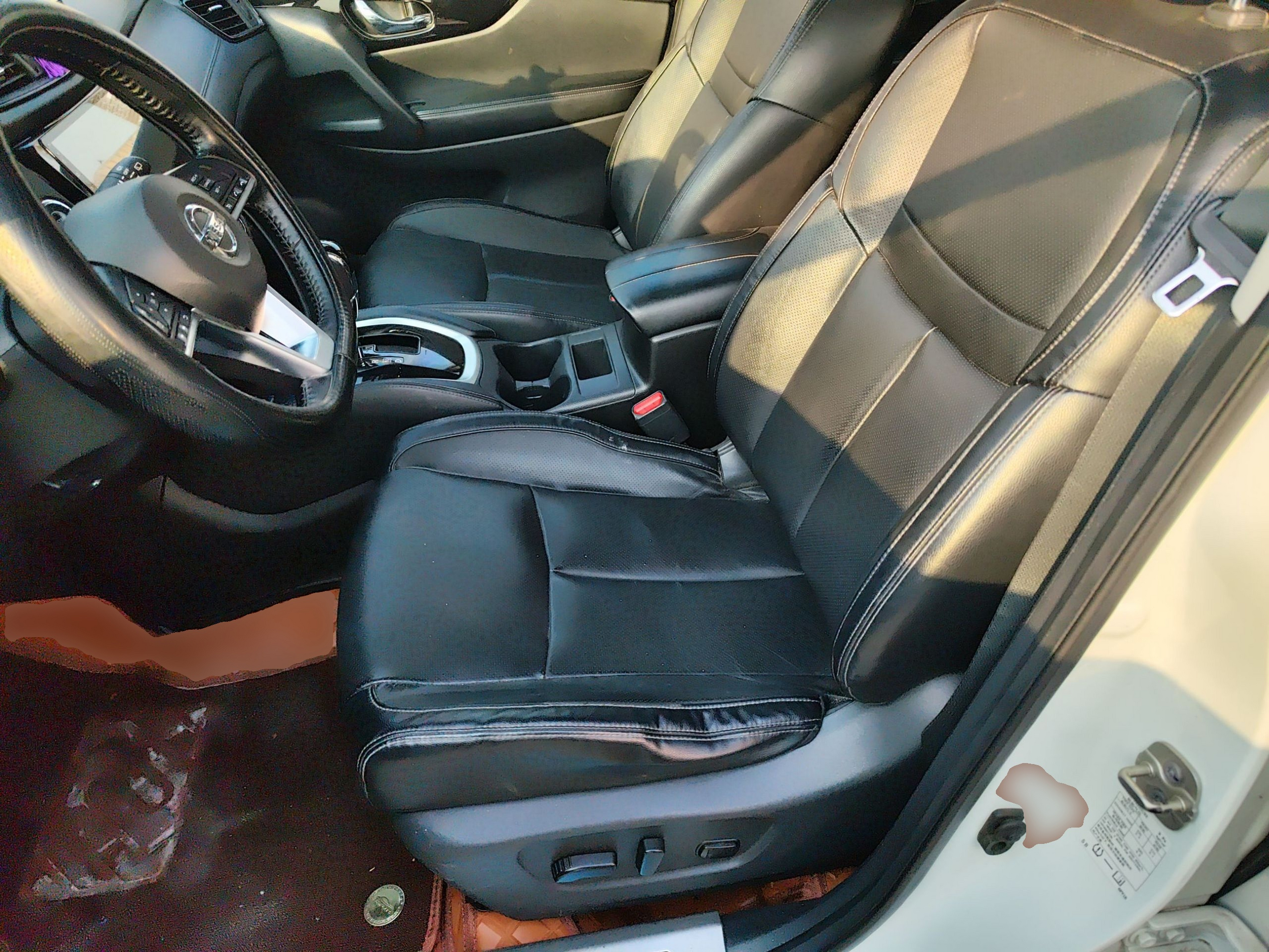 المقاعد الأمامية داخل السيارة