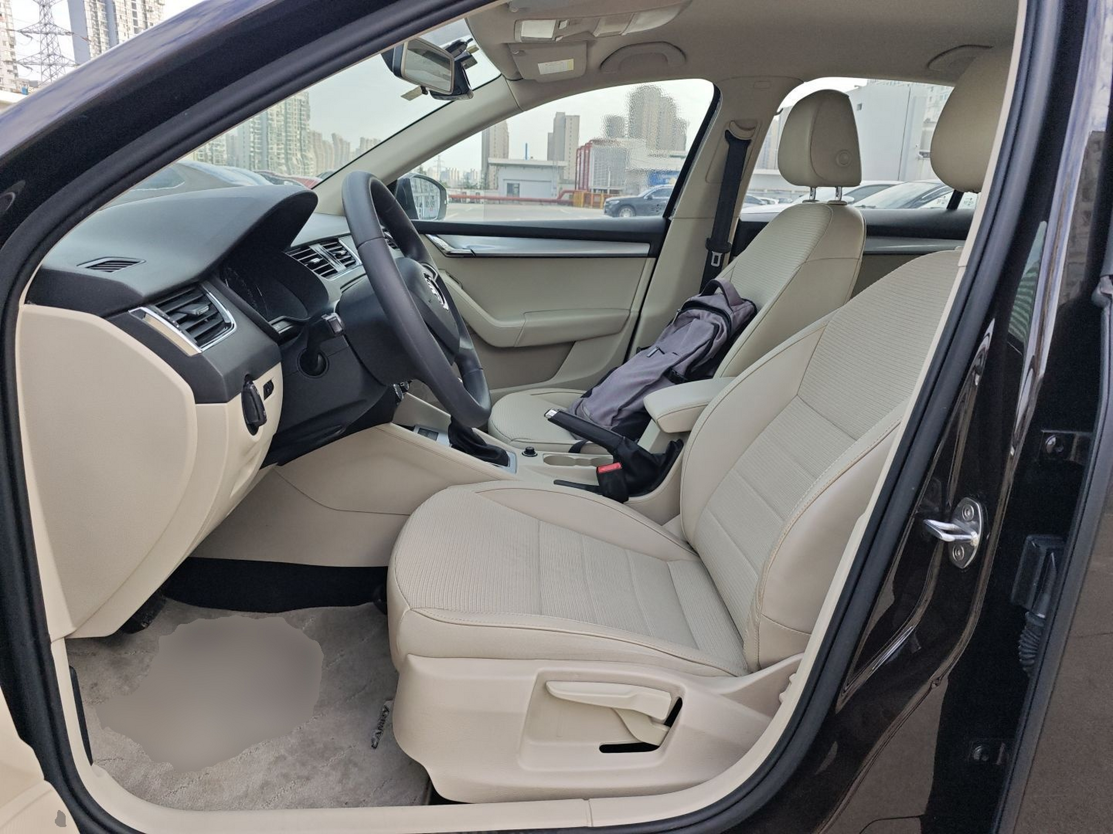 Переднее сиденье в автомобиле