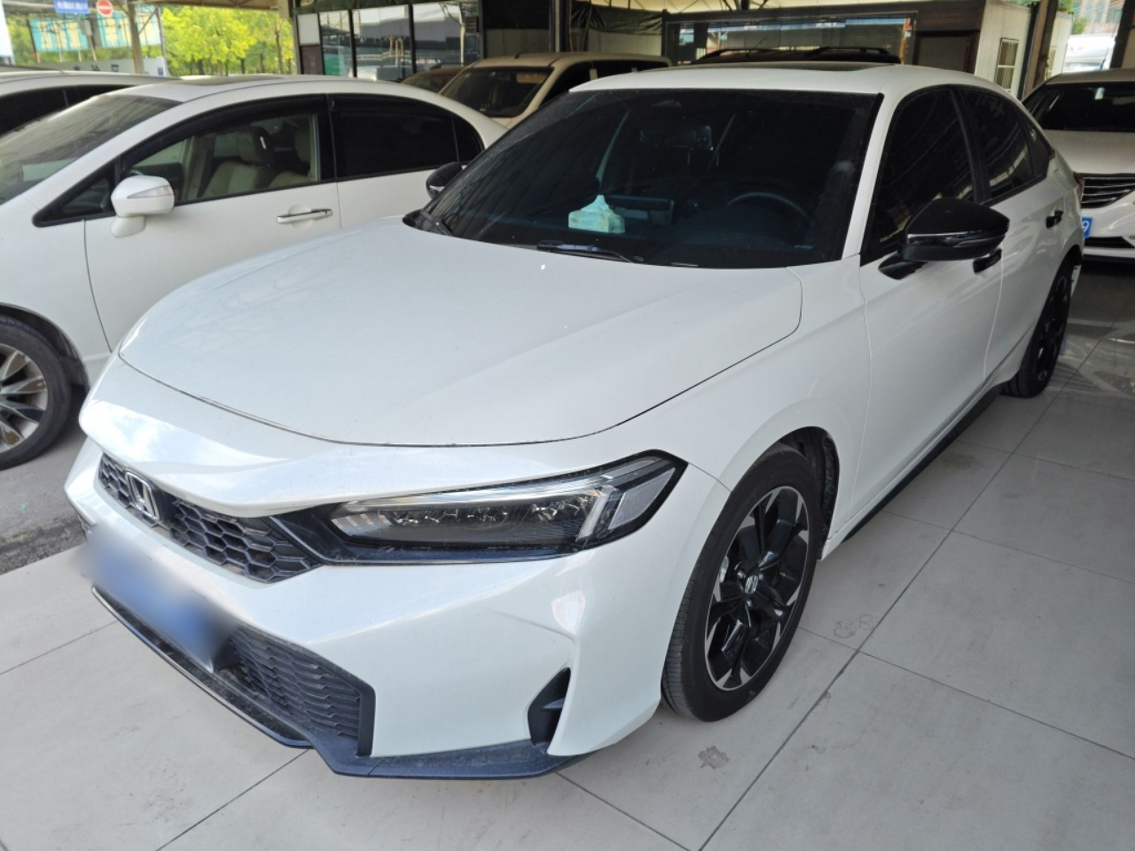 Под передней частью автомобиля