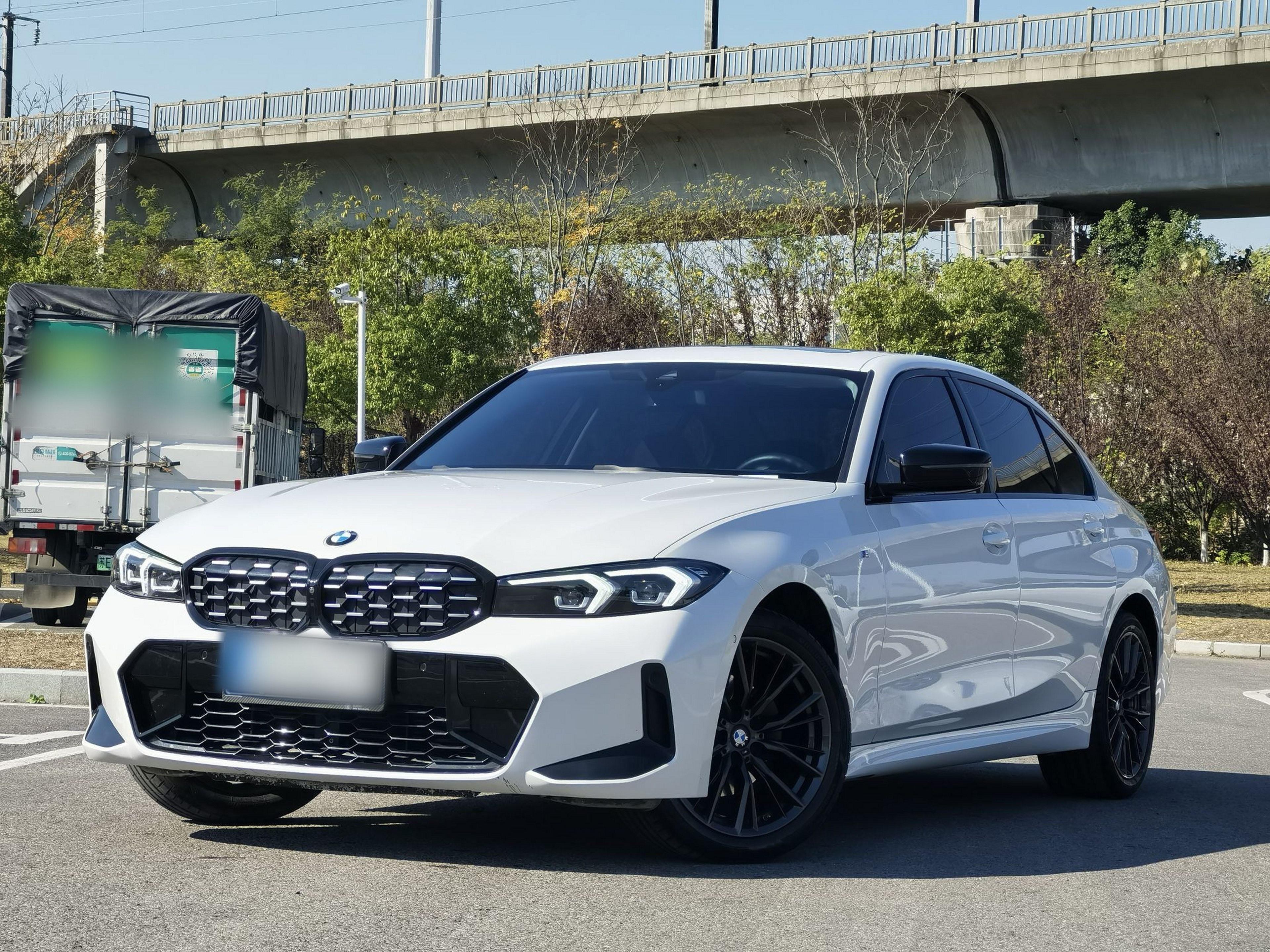 Под передней частью автомобиля