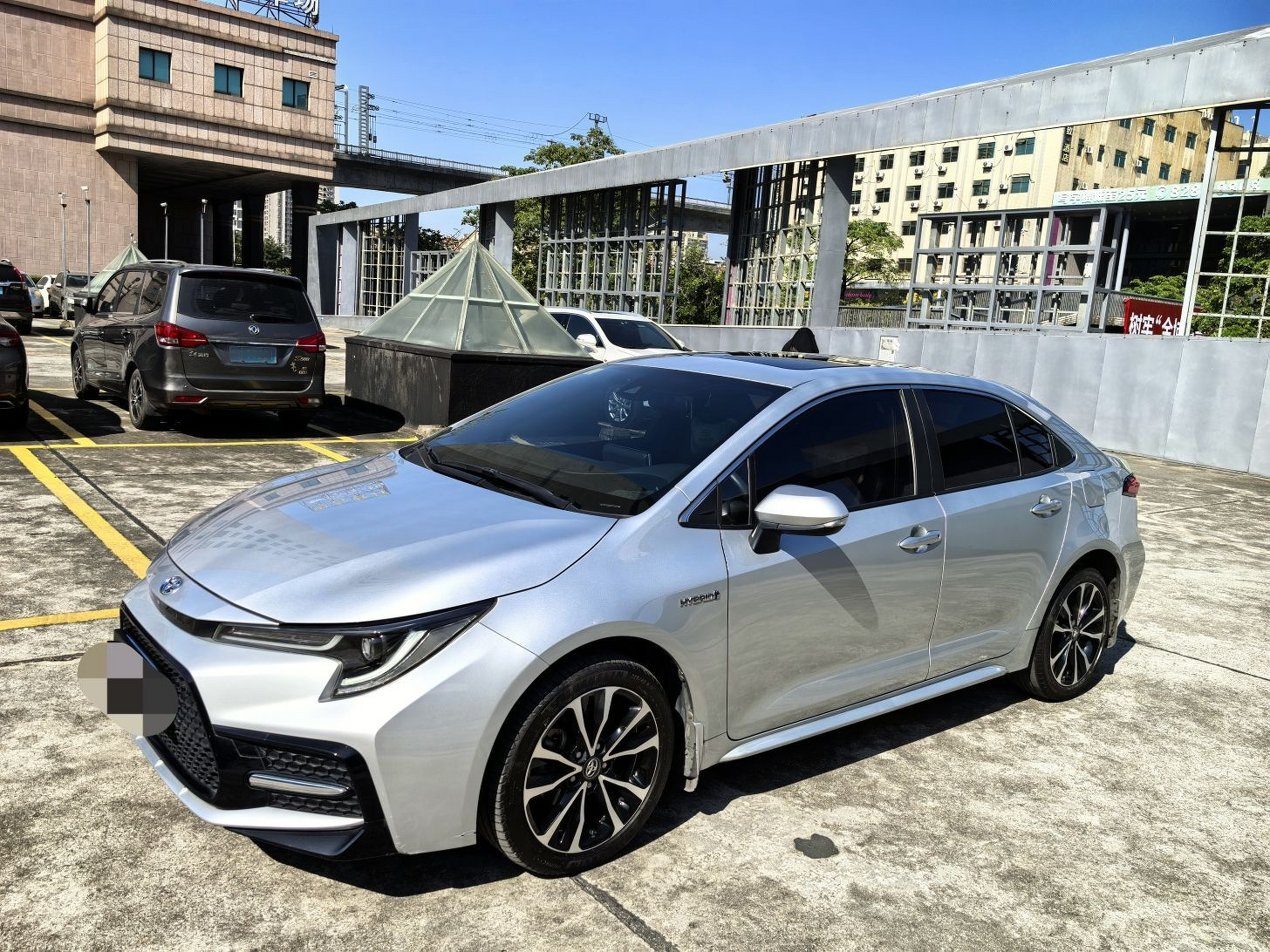 Под передней частью автомобиля