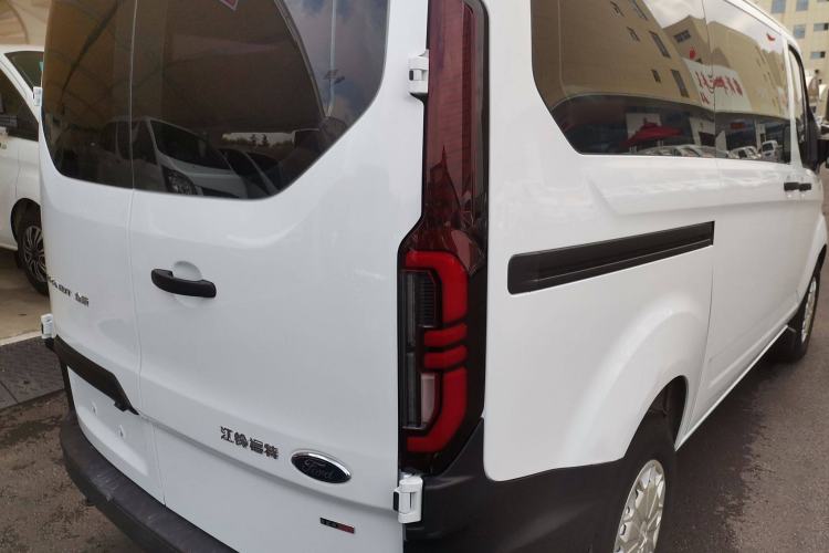 Used Ford Transit 2023 2.0T Diesel Automatic Multi-Function Commercial Vehicle Short Wheelbase Low Roof 5/6 Seats
