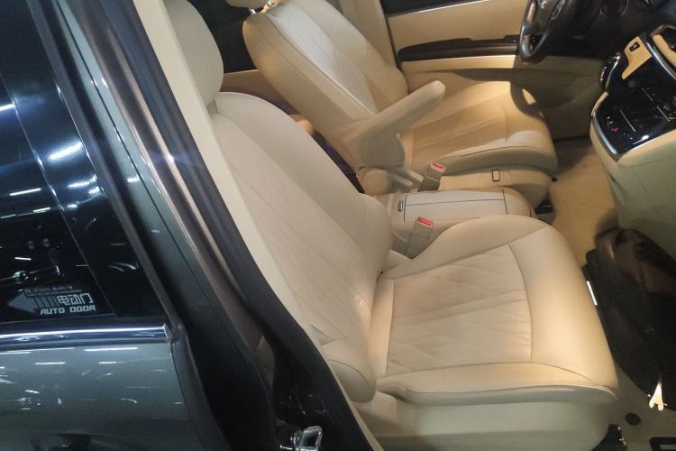 Used Buick GL8 2023 Facelifted Land Cruiser Executive Luxury Version
