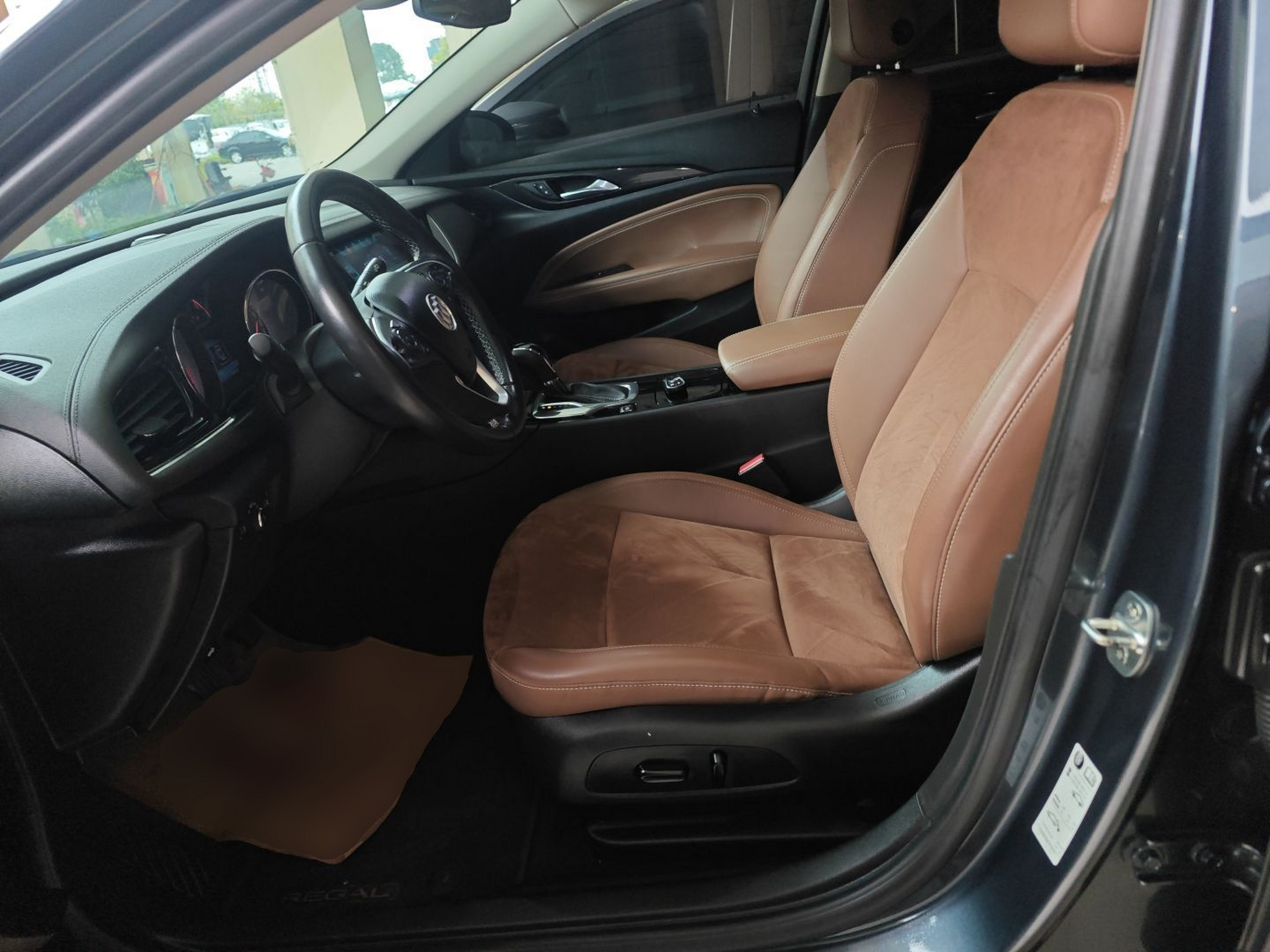 Переднее сиденье в автомобиле