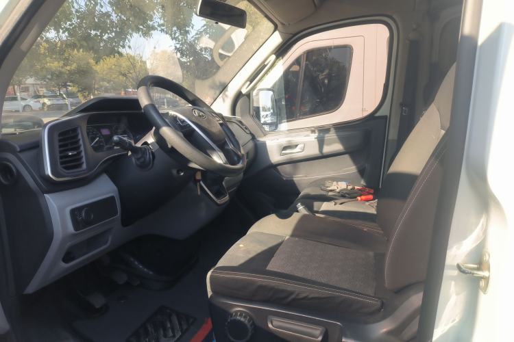 Used SAIC MAXUS Xintu V80 2024 Aotong Value Edition 6MT Long-Wheelbase Mid-Roof Model with 127 Ps Available in 6/7/8/9-Seater Configurations
