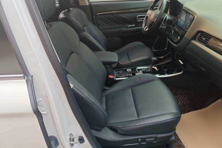 Used Mitsubishi Outlander 2019 2.4L 4x4 Zhi Xiang Edition 7 Seats China V Emission Standard
