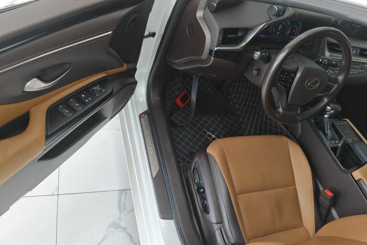 Used Lexus ES 2020 300h Deluxe Edition
