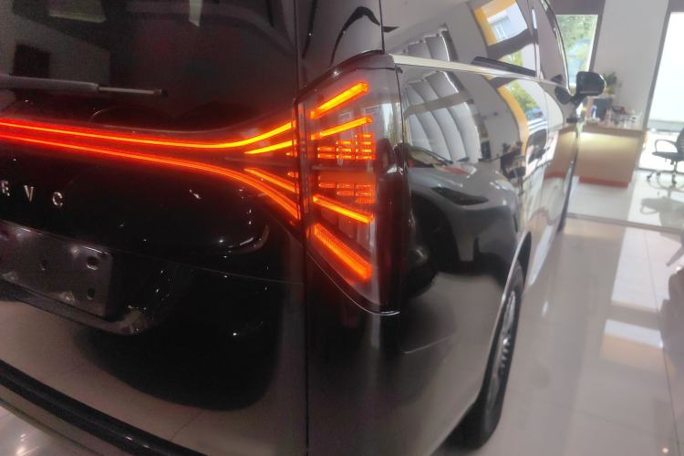 Used  LEVC L380 2024 140-Degree 6-Seater All-Wheel-Drive Ultra
