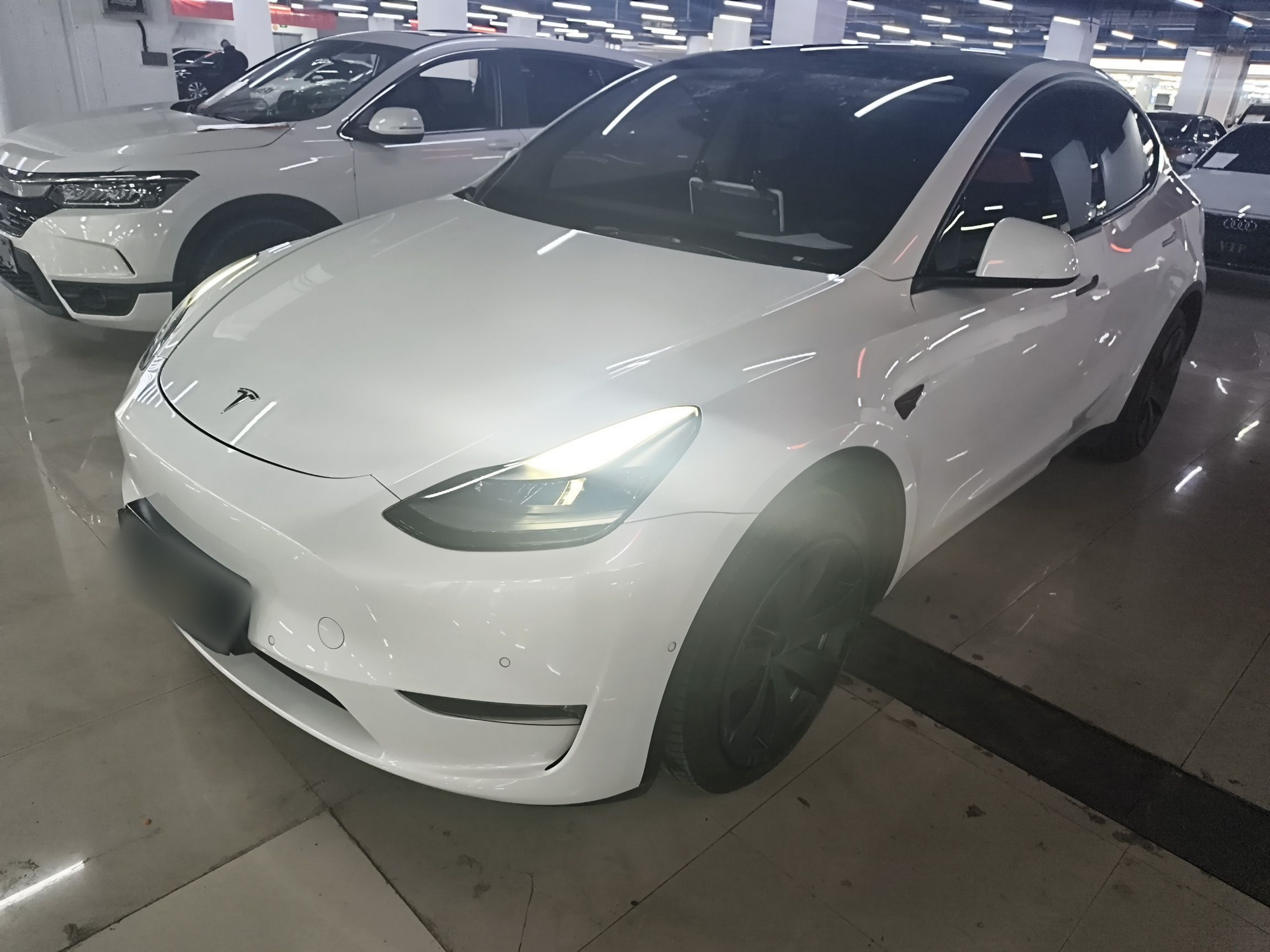 Под передней частью автомобиля