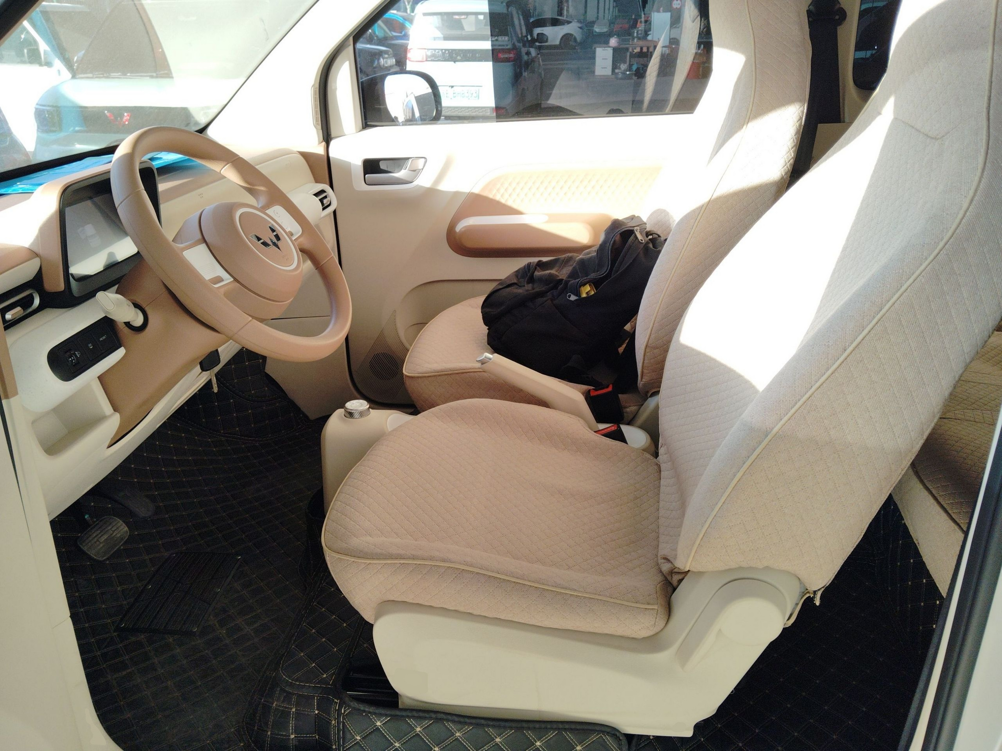 المقاعد الأمامية داخل السيارة