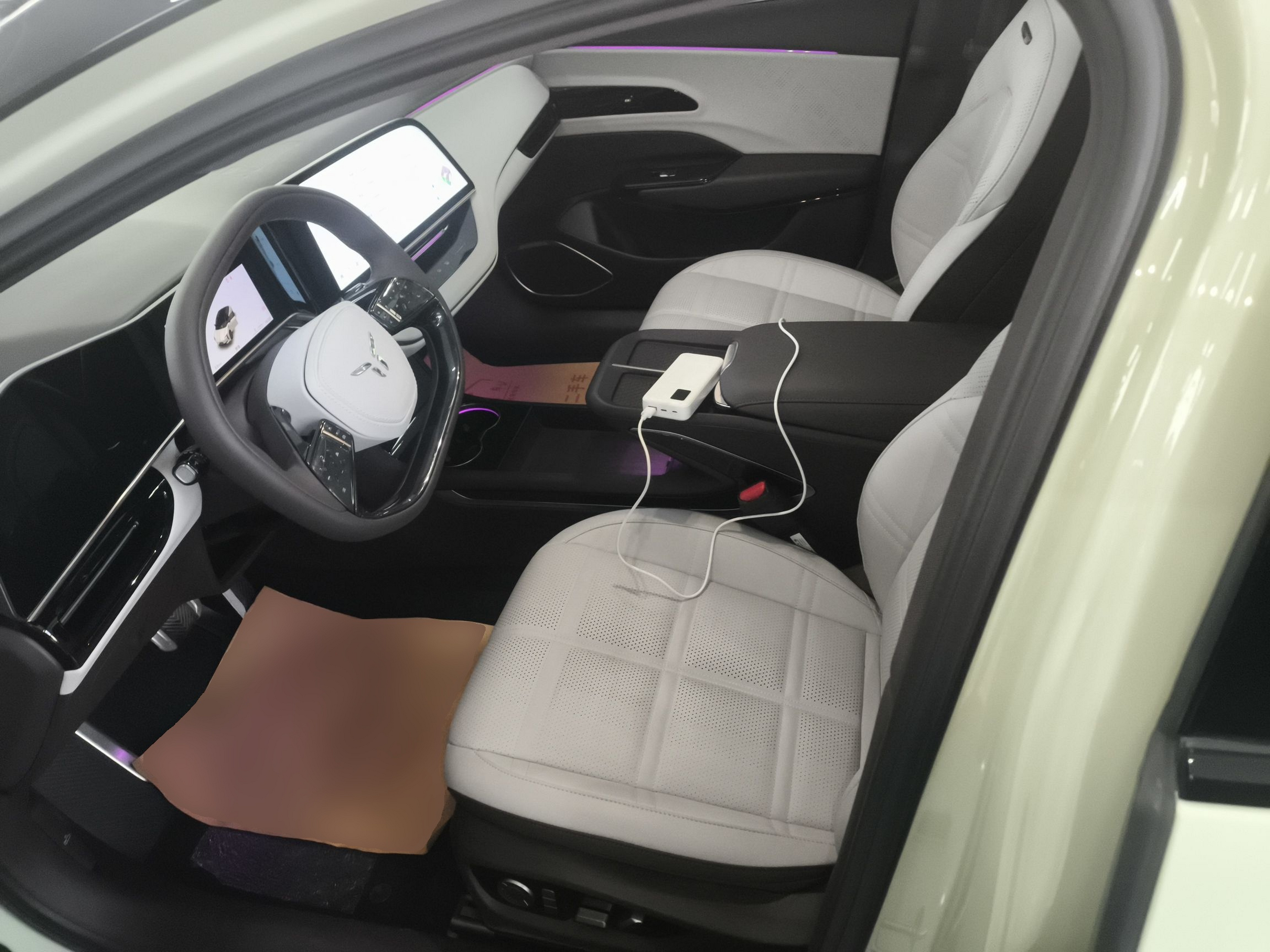 المقاعد الأمامية داخل السيارة