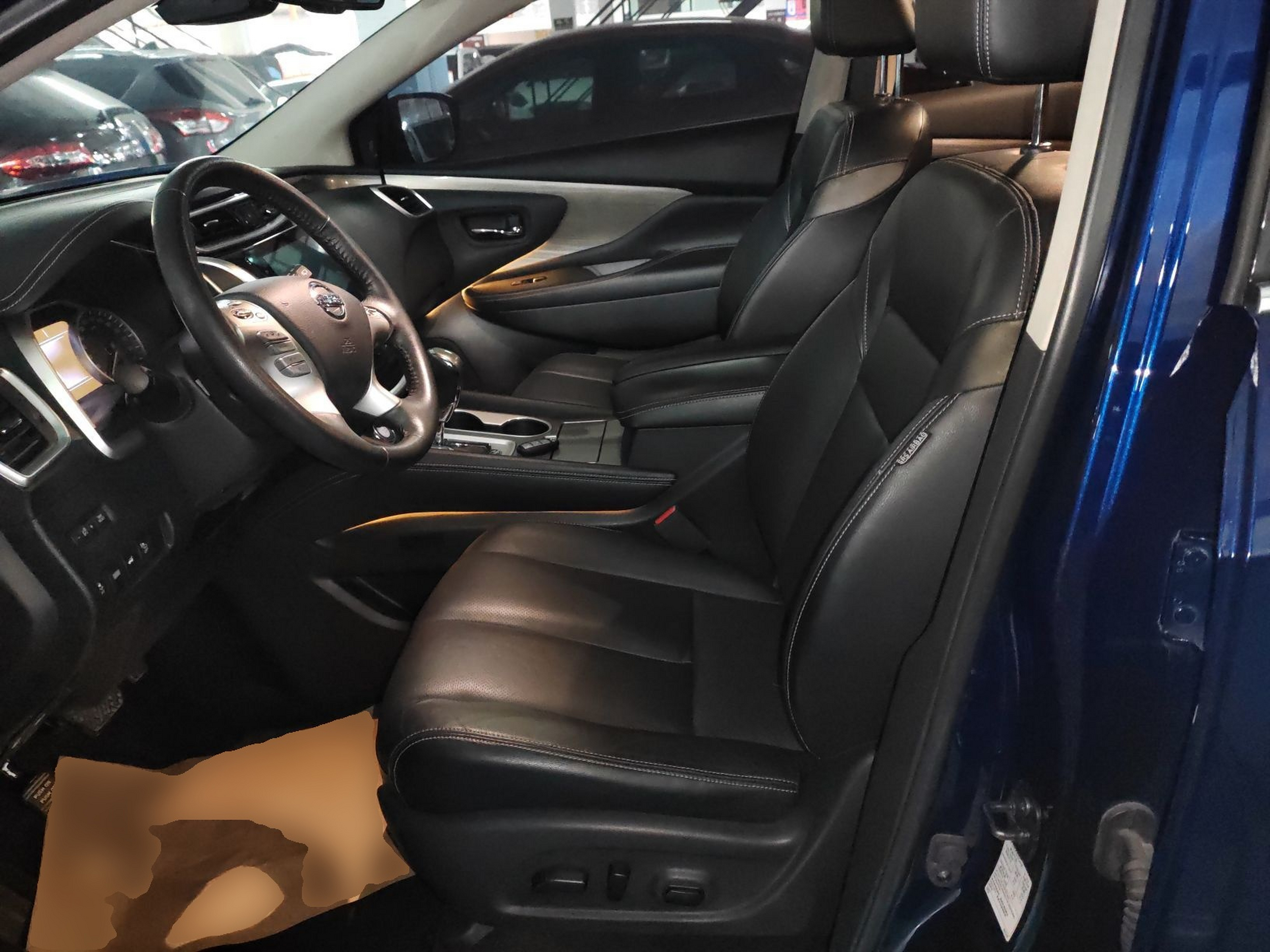 المقاعد الأمامية داخل السيارة